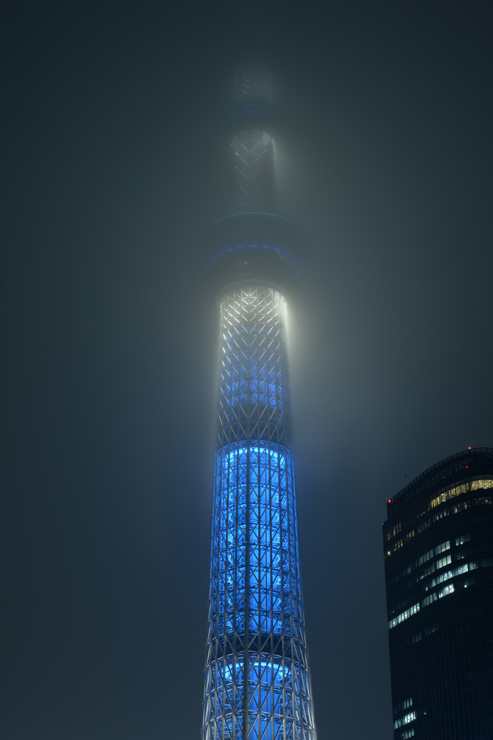 Japonsko, pouliční osvětlení, panoráma města, noc, architektura, odraz, symetrie, panoráma, mrakodrap, modrý, věž, Nikon, Tokio, jp, Skytree, světlo, NIKKOR, osvětlené, osvětlení, osvětlení, tma, iki, mezník, Tokyo Sky Tree, df, afs58mmf14g, afsnikkor58mmf14g, Atmosféra Země, panelový dům