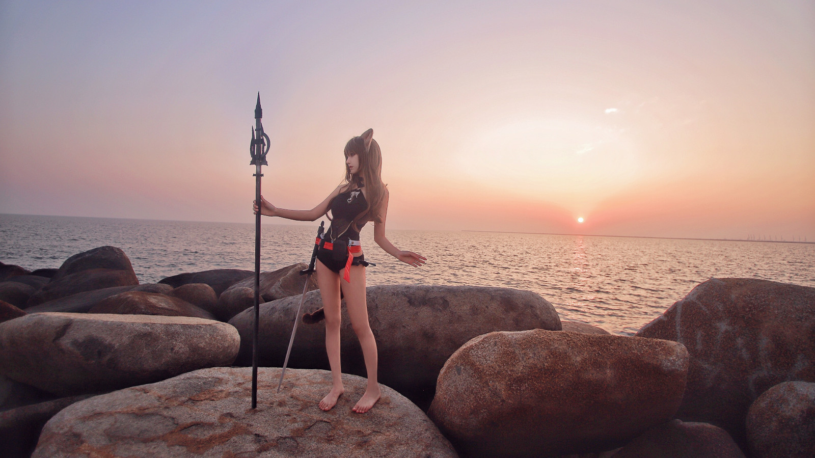 himmel, vand, ben, badetøj, coastal and oceanic landforms, solnedgang, lår, solopgang, morgen, horisont, landskab, fritid, rekreation, brystholder, menneskelige ben, kyst, rejse, efterglød, klippe, sø, kyst, himmellegeme, aften, skumring, ocean, sjovt, lingeri, Sol, troperne, sidder, Turisme, daggry, ferie, Klippe, strand, hav