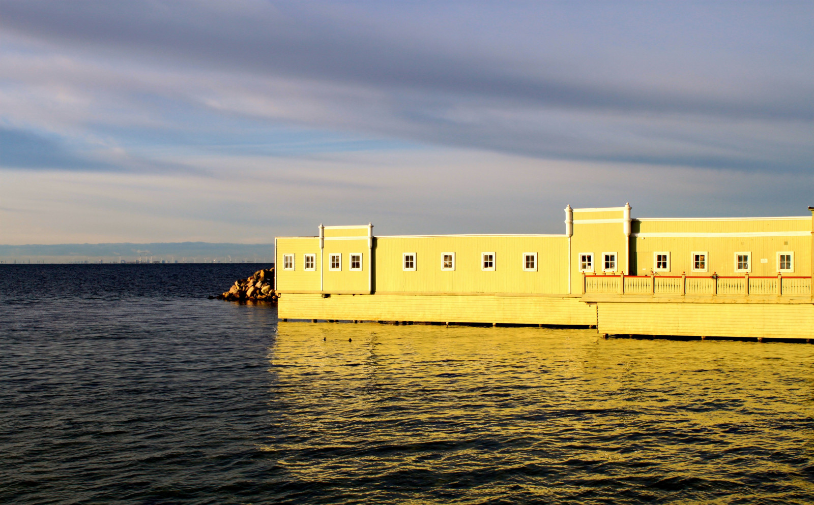 západ slunce, moře, voda, pobřeží, vozidlo, pláž, věž, pobřeží, most, horizont, molo, Švédsko, soumrak, světlo, oceán, vlna, Ribersborg, ribban, Brygga, Malmo, Kallis, kallbadhuset, bathinghouse