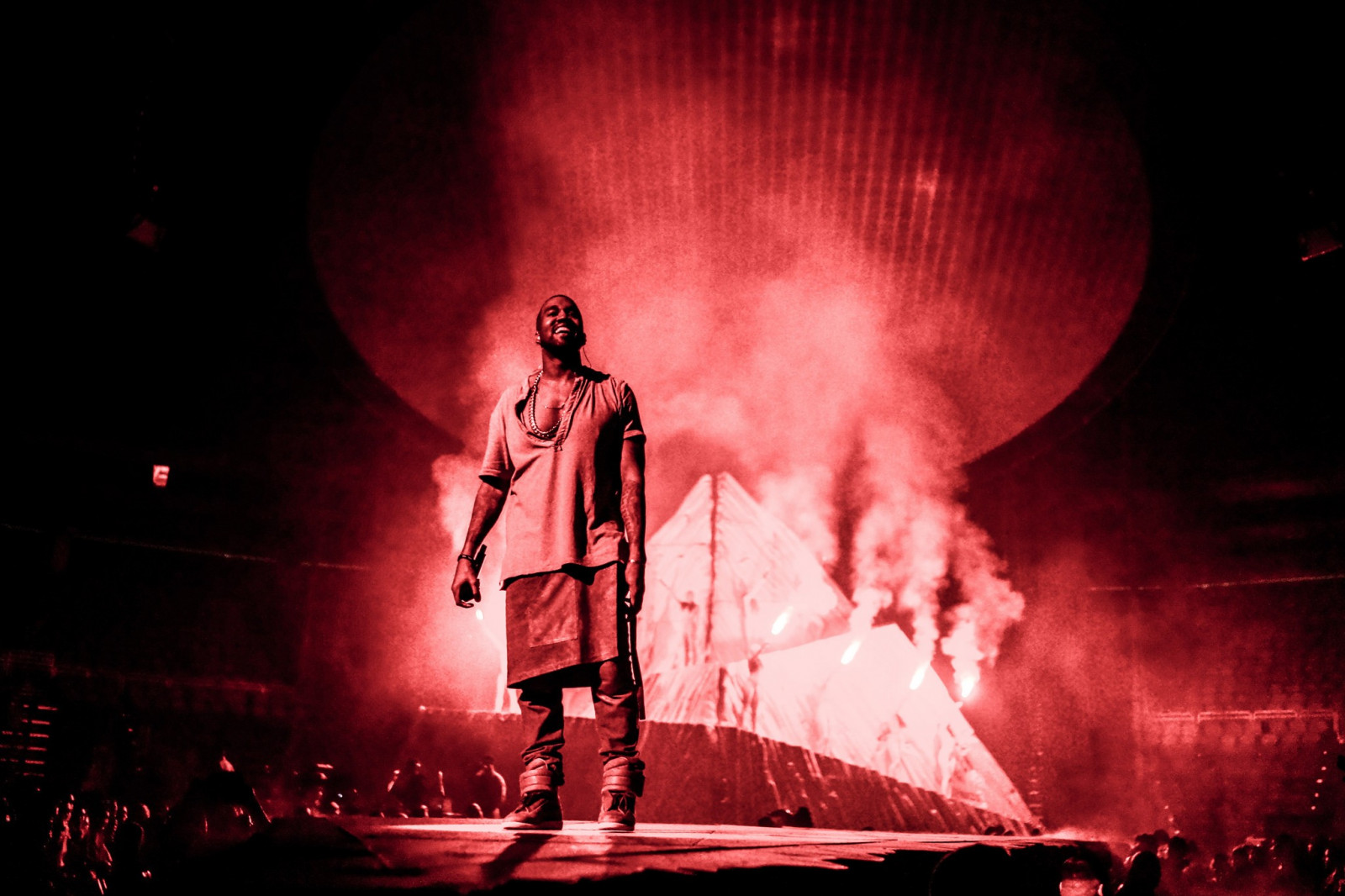 rosso, musica, Kanye West, chitarrista, evento, divertimento, yeezus, prestazione, palcoscenico, concerto, Teatro musicale, performance art, concerto rock, arti dello spettacolo