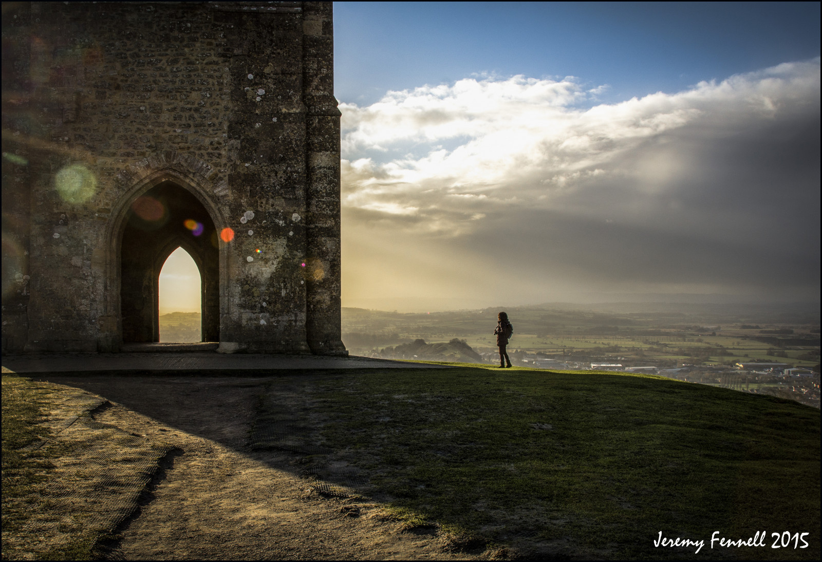 แสงแดด, แนวนอน, พระอาทิตย์ตก, หิน, การสะท้อน, หญ้า, ท้องฟ้า, เมฆ, ตอนเย็น, เช้า, ตะวันตกเฉียงใต้, โค้ง, 2015, สหราชอาณาจักร, มกราคม, เบา, เมฆ, ลึกลับ, เงา, เปลวไฟ, ชนบท, ความมืด, nikond7100, ภาพหน้าจอ, somerset, Glastonbury, photographbyjeremyfennell, somersetlevels, glastonburytor, stmichaelstower
