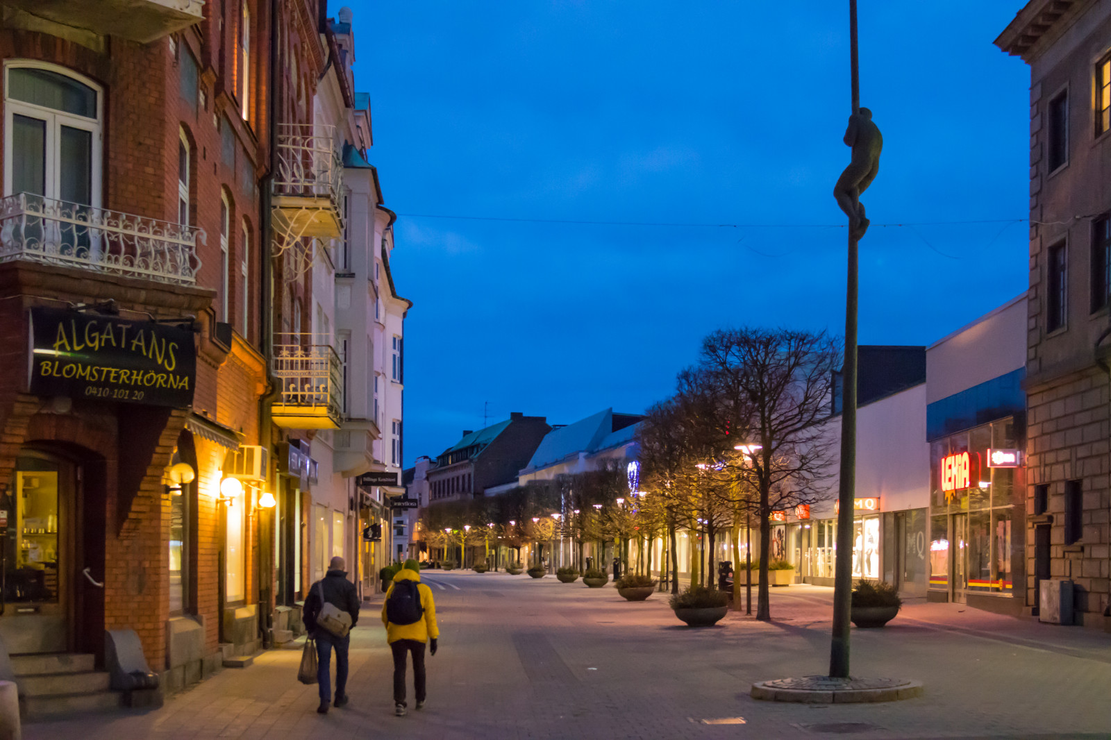 město, ulice, panoráma města, noc, budova, silnice, Cestovní ruch, večer, socha, město, náměstí, šplhání, metropole, infrastruktura, pěší, UMĚNÍ, centrum, bluehour, cestovat, alej, byggnad, Trelleborg, náměstí, bl timmen, kl ttrar, n stanhalvv gs, urban area, lidské osídlení, sousedství