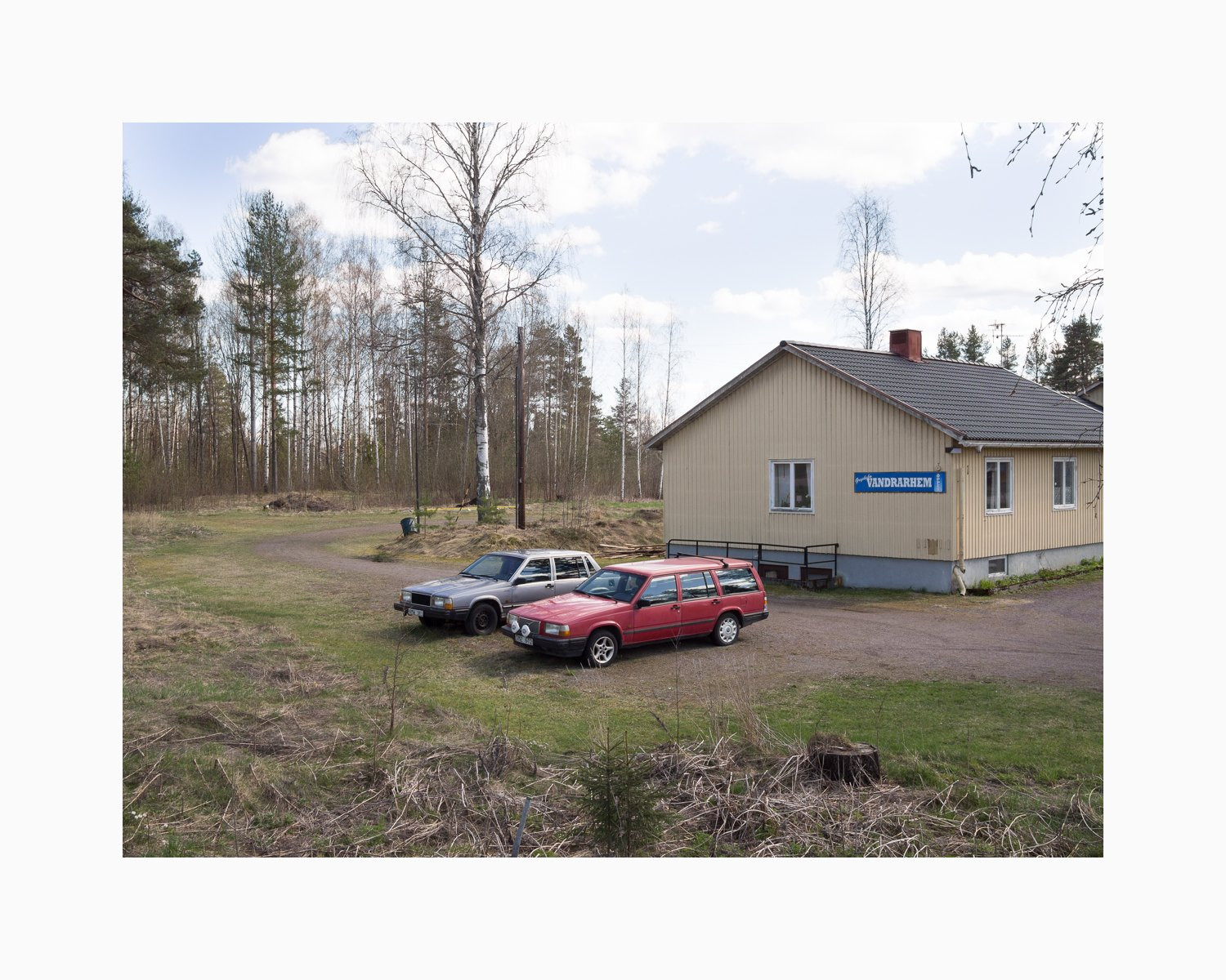 krajina, auto, vozidlo, Dům, Švédsko, Volvo, doprava, chalupa, limuzína, Sverige, strom, yard, střecha, domů, EM5, automobilový exteriér, rodinný vůz, vlastnictví, nemovitost, pozemek pozemek, panasonic20mmf17, Dalarna, grycksbo, Volvos, Vandrarhem, plant community