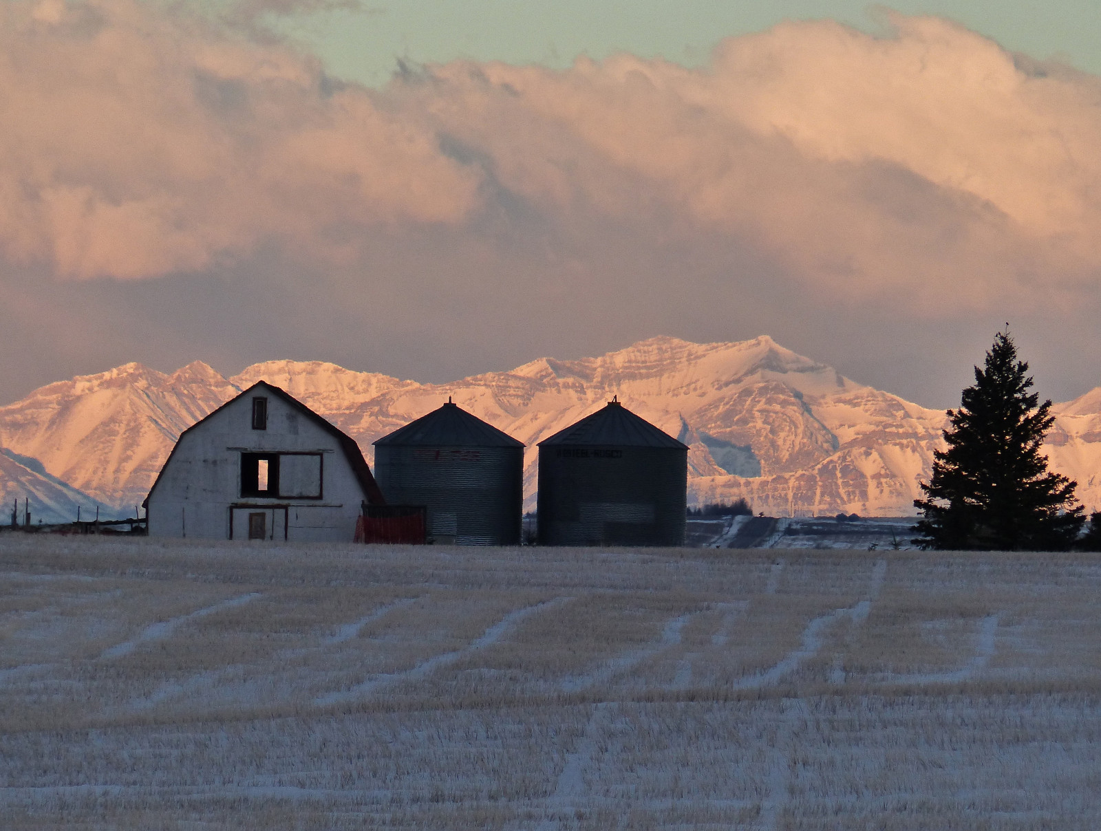 cielo, la neve, nube, inverno, casa, mattina, montagna, casa, alba, area rurale, catena montuosa, Alba, sera, montanaro, fienile, crepuscolo, Congelamento, orizzonte, artico, collina, paesaggio, tramonto, ecoregione, abbattere, campo, log cabin, tundra, costruzione, fenomeno meteorologico, ghiaccio