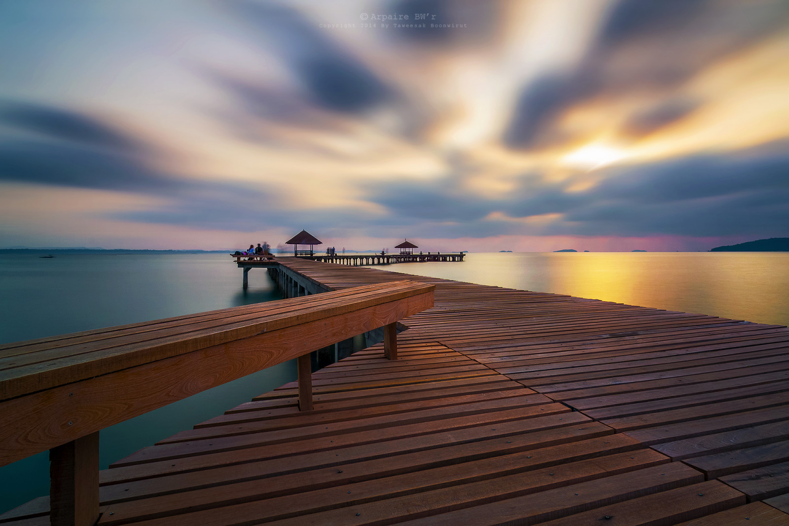 slunečnímu záření, krajina, barvitý, západ slunce, moře, voda, odraz, nebe, mraky, dřevo, svítání, uklidnit, hotel, vesnice, večer, ráno, most, slunce, horizont, letovisko, tropický, ostrov, molo, dok, soumrak, lesklý, světlo, longexposure, mrak, svítání, chladný, oceán, ndfilter, dřevěný, přímořská krajina, přístav, terasa, vila, rozostření pohybu, pavilón, oblaky, meteorologický jev, Woodenbridge, Rayong, Rayongresort, Softsea, Maerumphungbeach, fixed link