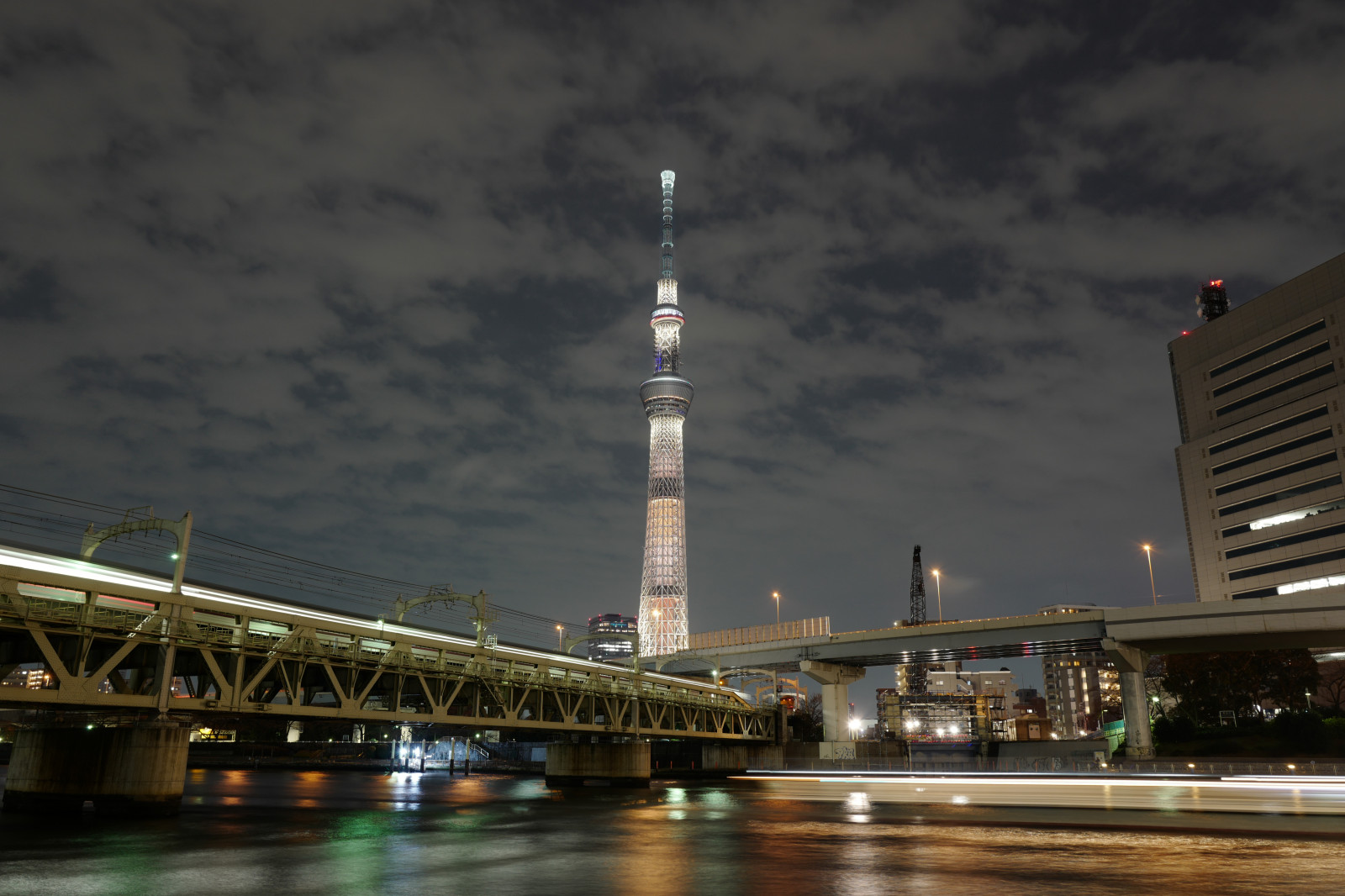 Japonsko, město, panoráma města, noc, architektura, odraz, panoráma, mrakodrap, večer, věž, most, soumrak, Leica, Tokio, jp, Skytree, centrum, osvětlené, osvětlení, mezník, Tokyo Sky Tree, summilux, leicaq, summilux1728, q, 1728, brownchocolat, urban area, vodní, lidské osídlení