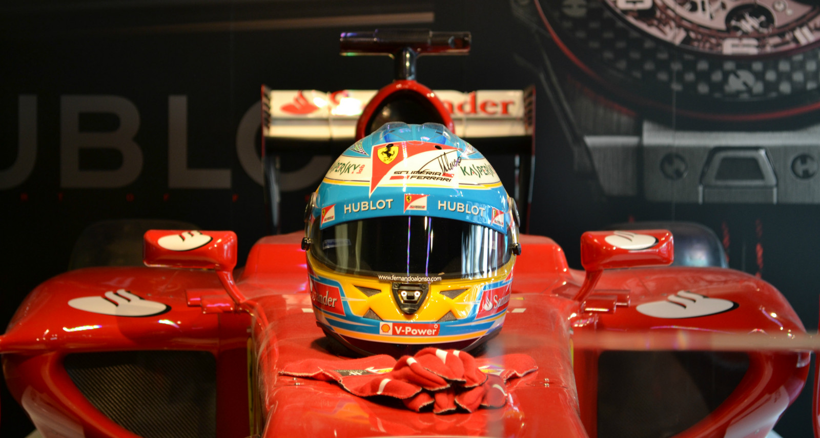 Londýn, auto, Červené, vozidlo, rukavice, helma, Nikon, Ferrari, závodění, Hublot, D3100, f1, nikond3100, motorsport, formulaone, formule 1, Harrods, automobilového designu, závodní auto, osobní ochranné prostředky, závodiště, auto závodní, motorové vozidlo, danielcoyle, Fernandoalonso, F1car, Formonecar, F138, Formula1car, Ferrarif1car, Fernandoalonsosf138, 2013ferrarif1car