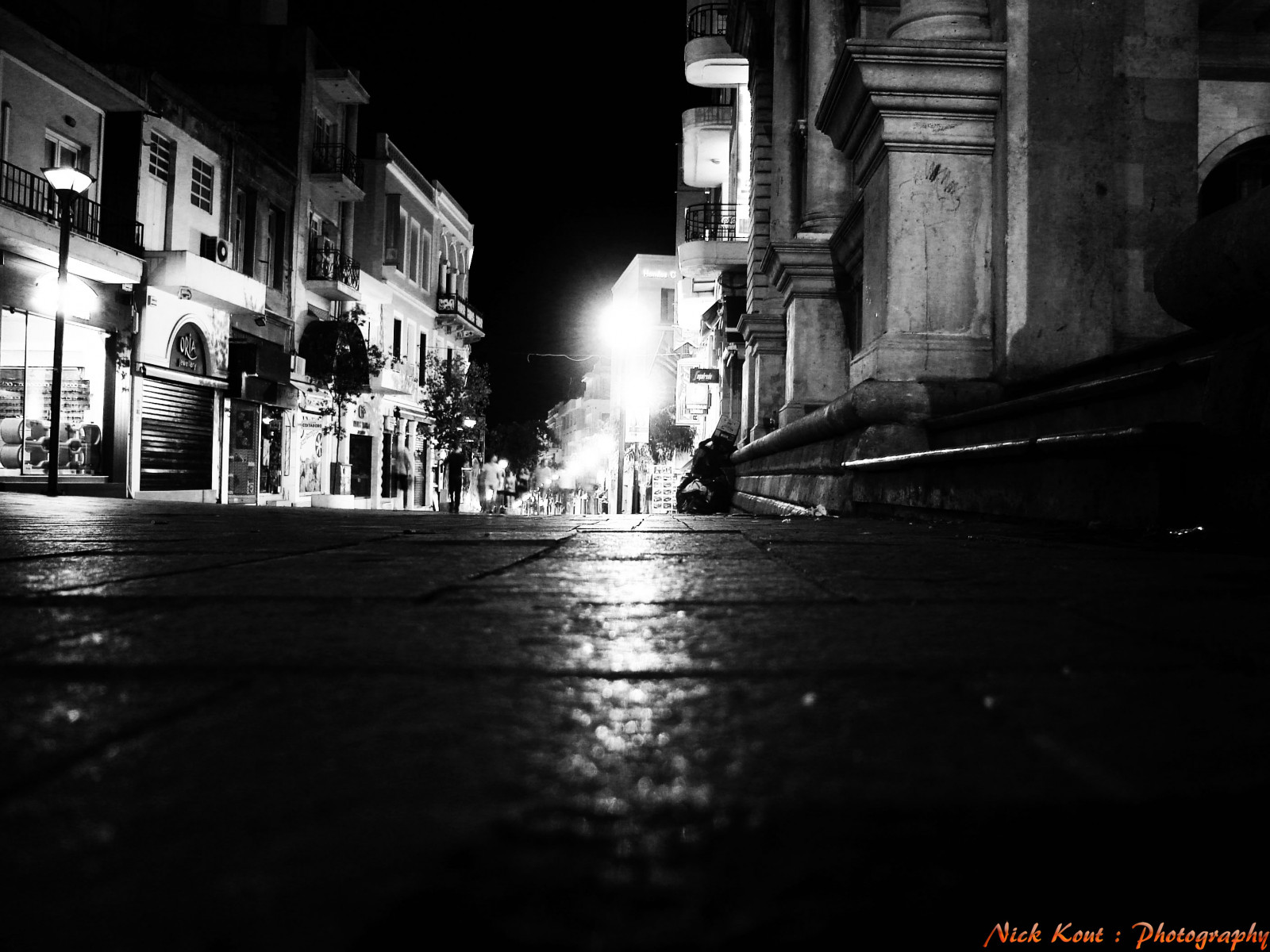 Černý a bílý, noc, odraz, ulice, monochromatické fotografování, infrastruktura, město, tma, město, světlo, fotografování, momentka, metropole, voda, silnice, nebe, večer, černobílý, atmosféra, alej, pouliční osvětlení, centrum, půlnoc, panoráma města