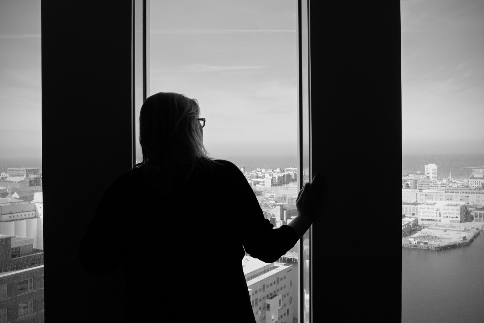 hvid, sort, monokrom, vindue, gade, abstrakt, vand, minimalisme, rød, afspejling, himmel, fotografering, Hotel, skyskraber, kamera, mønster, filter, struktur, stående, linjer, Sverige, Fujifilm, vinkel, Malm, sort og hvid, rejse, geometriske, høj, pige, sort hvid, kvinde, malmø, diagonal, linje, Clarion, fotografi, fuji, mørke, serie, levende, x100t, bedst, øjebliksbillede, stige, sort og hvid, monokrom fotografering, Skåne