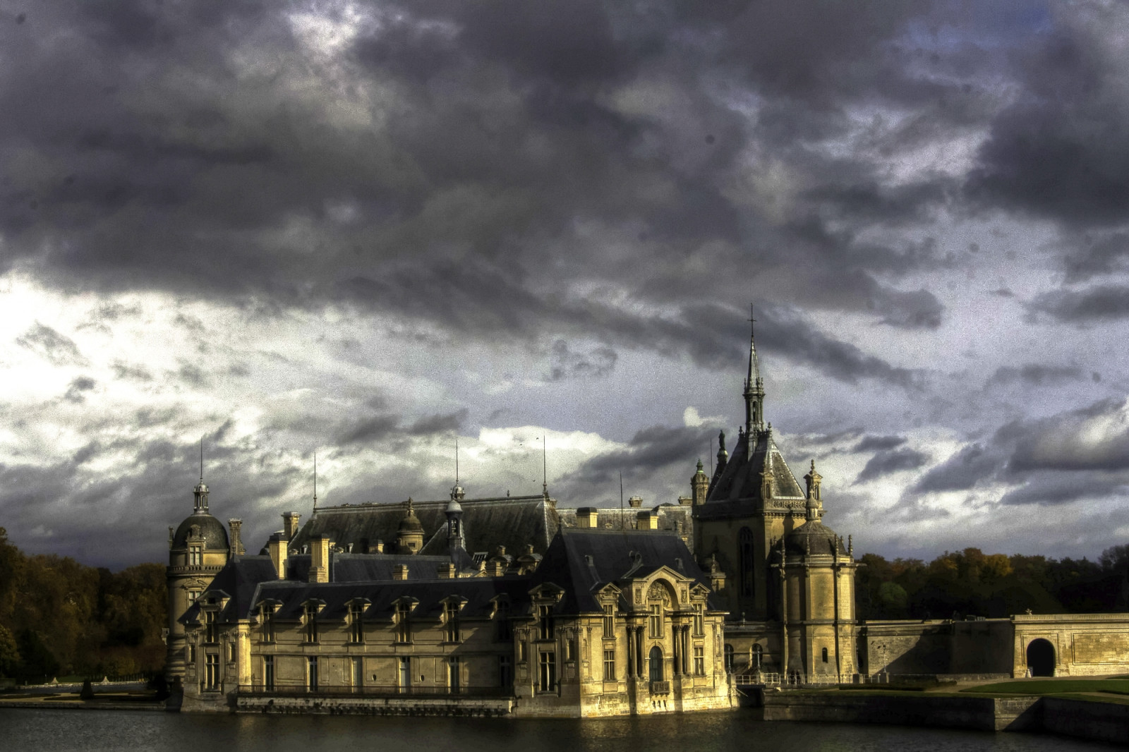 nebe, mrak, vodní, voda, zámek, jev, vznešený domov, odraz, hrad, večer, budova, řeka, meteorologický jev, turistická atrakce, strom, palác, soumrak, počítač tapeta, krajina