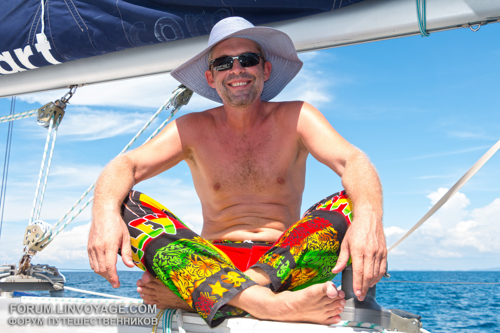 muži, bílý, Černá, loď, sport, moře, voda, Červené, nebe, čepice, vozidlo, modrý, jachta, Thajsko, kapitán, karibský, Titánský, hippie, rodina, dovolená, plachtění, mrak, venkovní, usměj se, oceán, muž, jachta, vlna, zábava, plavidlo, stožár, Pattaya, krabi, Samui, phuket, andaman, phuketian, brigh, plachta, hippie, Lanta, přítel, plavat, Similan, yaching, bob, marley, lodičky