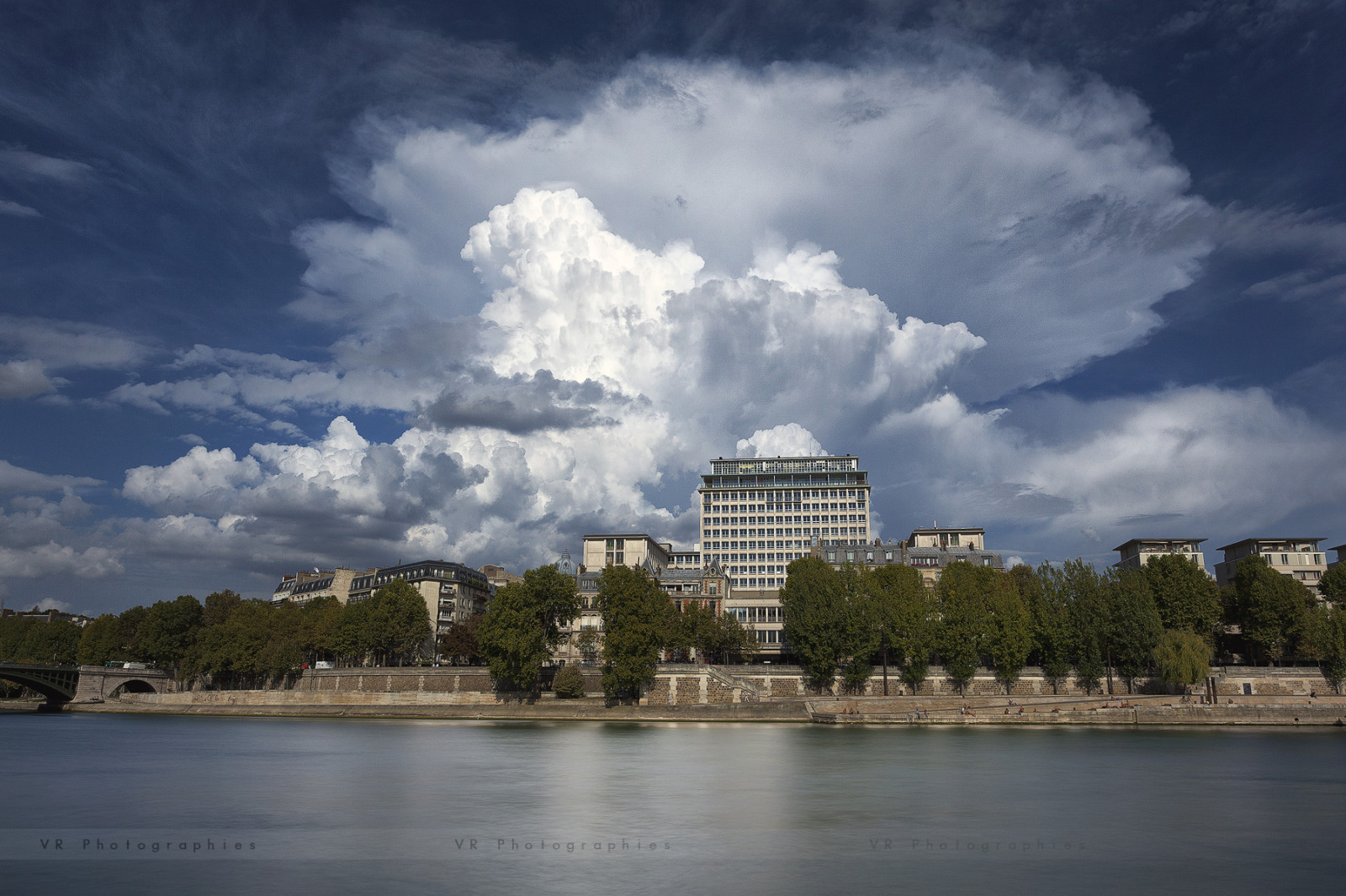 paesaggio, mare, città, paesaggio urbano, architettura, lago, acqua, costruzione, riflessione, cielo, calma, orizzonte, blu, fiume, Canone, HDR, orizzonte, atmosfera, Parigi, tuono, Banca, Senna, avanguardia, settembre, treppiedi, 2014, nube, albero, l, nuage, mostro, punto di riferimento, serbatoio, cumulonembo, giorno, vr, orage, corso d'acqua, fenomeno meteorologico, cumulo, dri, 1740, Enclume