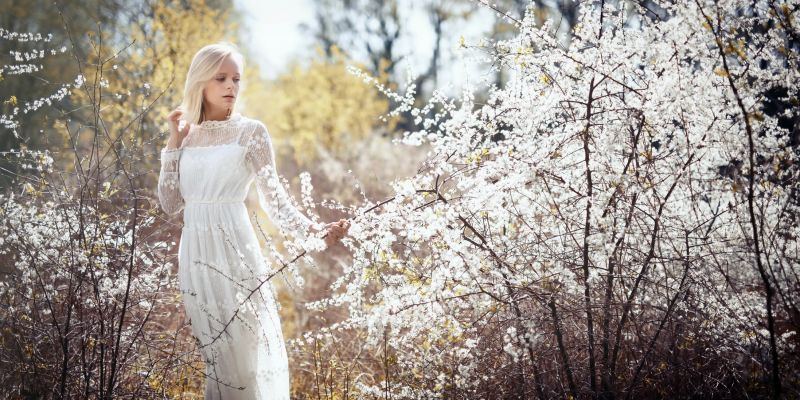 vestito bianco, bionda, piante, donne all'aperto, donne, natura vestito bianco, bionda, piante, donne all'aperto, donne, natura