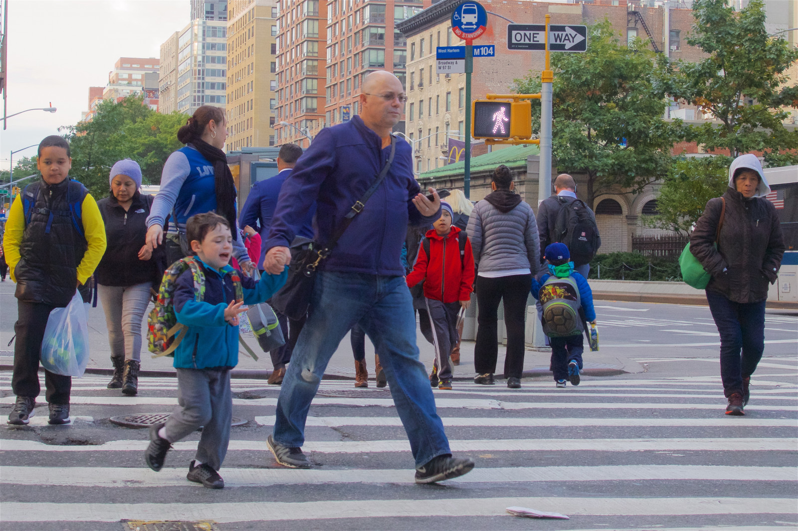 newyork, káva, kavárna, otec, pláč, Broadway, streetphotography, kavárna, syn, upperwestside, drželi se za ruce, Yourdon, Pozemní kosa