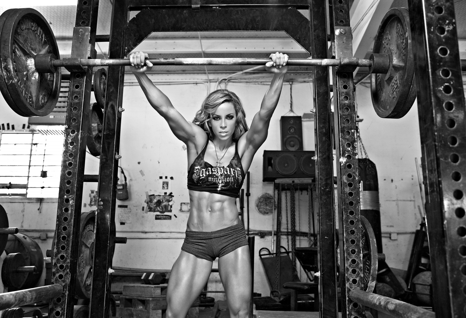 sportovní, ženy, černobílý, model, pokoj, místnost, podpaží, břišní svaly, Osoba, posilování, kulturistika, činka, sval, paže, hruď, Černý a bílý, monochromatické fotografování, sportovní dějiště, fyzická zdatnost, lidská činnost, silový trénink, mrtvý tah, biceps curl, silový trénink