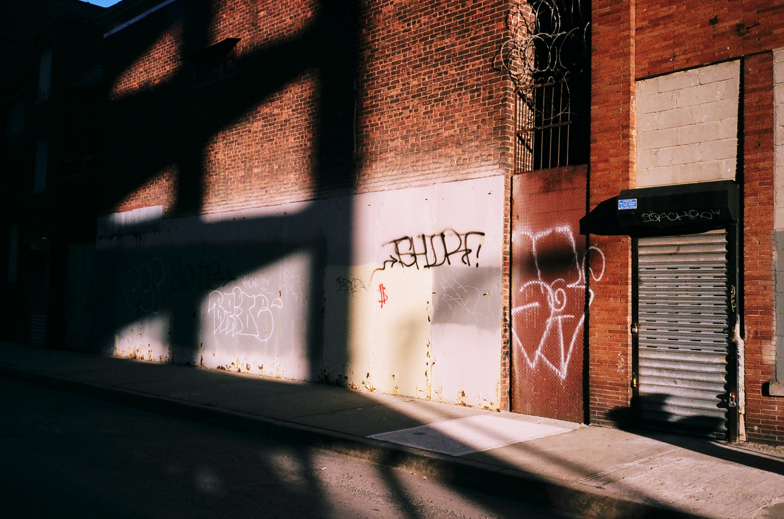 Černá, okno, ulice, noc, Červené, stěna, silnice, grafiti, 35MM, UMĚNÍ, světlo, barva, osvětlení, nevěsta, tvar, design, fotografie, film, tma, tričko, nj, urban area, SAPE