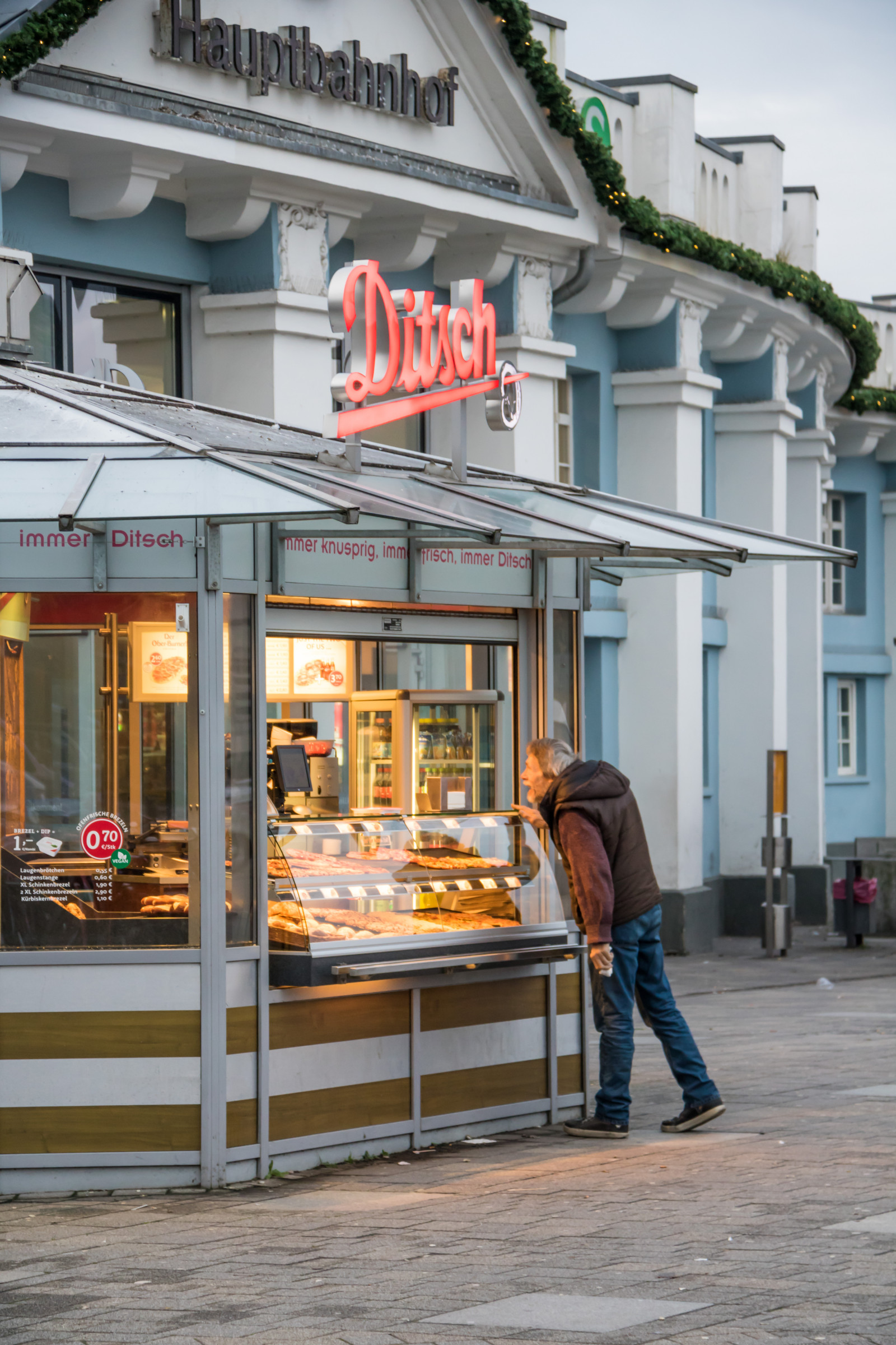 strada, strada, Germania, cittadina, ristorante, shopping, vacanza, centro, viaggio, Germania, deutschland, rostock, modello canoneos760d exif, geocountry, Marca fotocamera Canon, Geocity, modello di fotocamera canoneos760d, geostate, geolocalizzazione, Lente exif efs18200mmf3556is, apertura exif 56, exif fare canon, exif focalLength 70 millimetri, exif ISOSPEED 800, Hautbahnhof, facciata, Quartiere