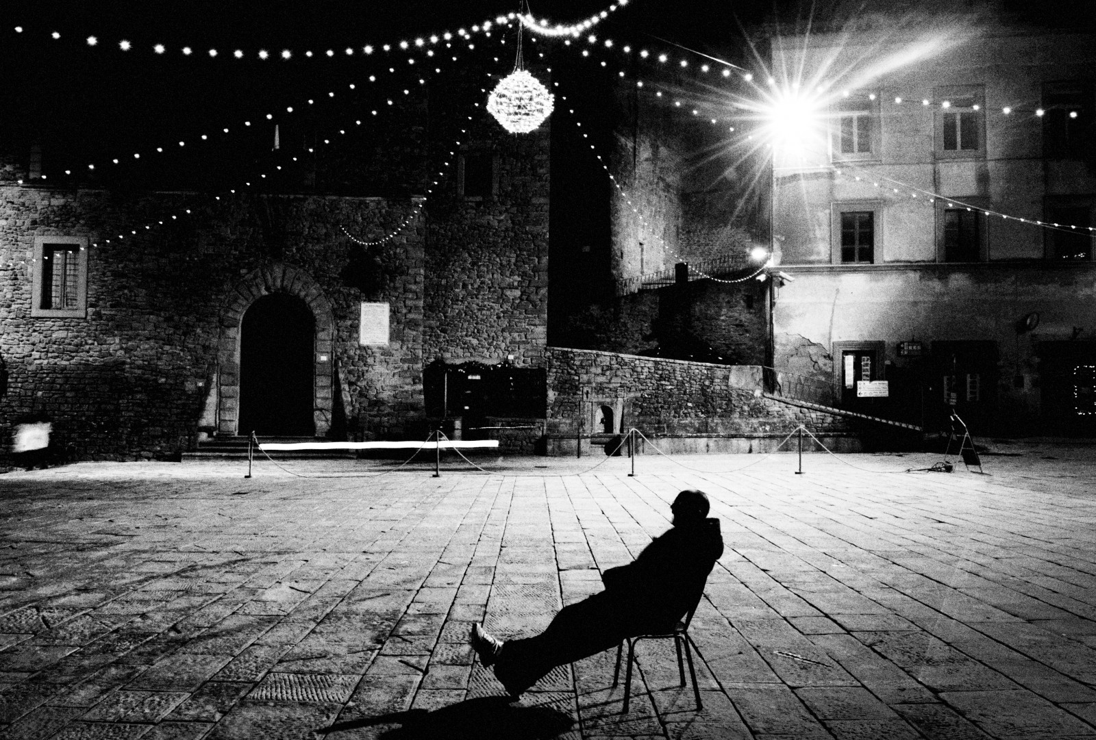 Vánoce, světlo, stín, okno, festival, noc, náměstí, židle, přítel, čekání, osamělost, přátelství, rok, země, Ombra, Noel, finestra, luci, piazza, natale, Sedia, Benni, Amicizia, notte, Padini, Černý diamant, attesa, Feste, Amico, Solitudine, Paese, 2011, Padiniana