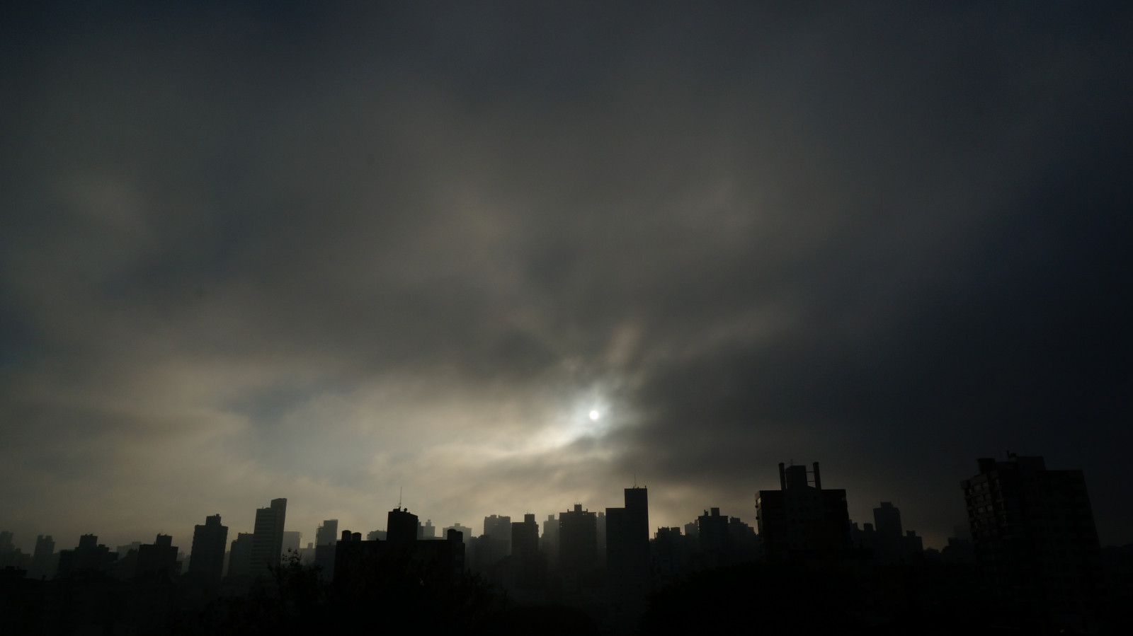 กลางคืน, ท้องฟ้า, ดวงจันทร์, ฟ้าผ่า, ดวงอาทิตย์, บรรยากาศ, พลบค่ำ, ฟ้าร้อง, บราซิล, เมฆ, สภาพอากาศ, พายุฝนฟ้าคะนอง, ความมืด, บรรยากาศของโลก, ปรากฏการณ์ทางอุตุนิยมวิทยา, portoalegre, riograndedosul