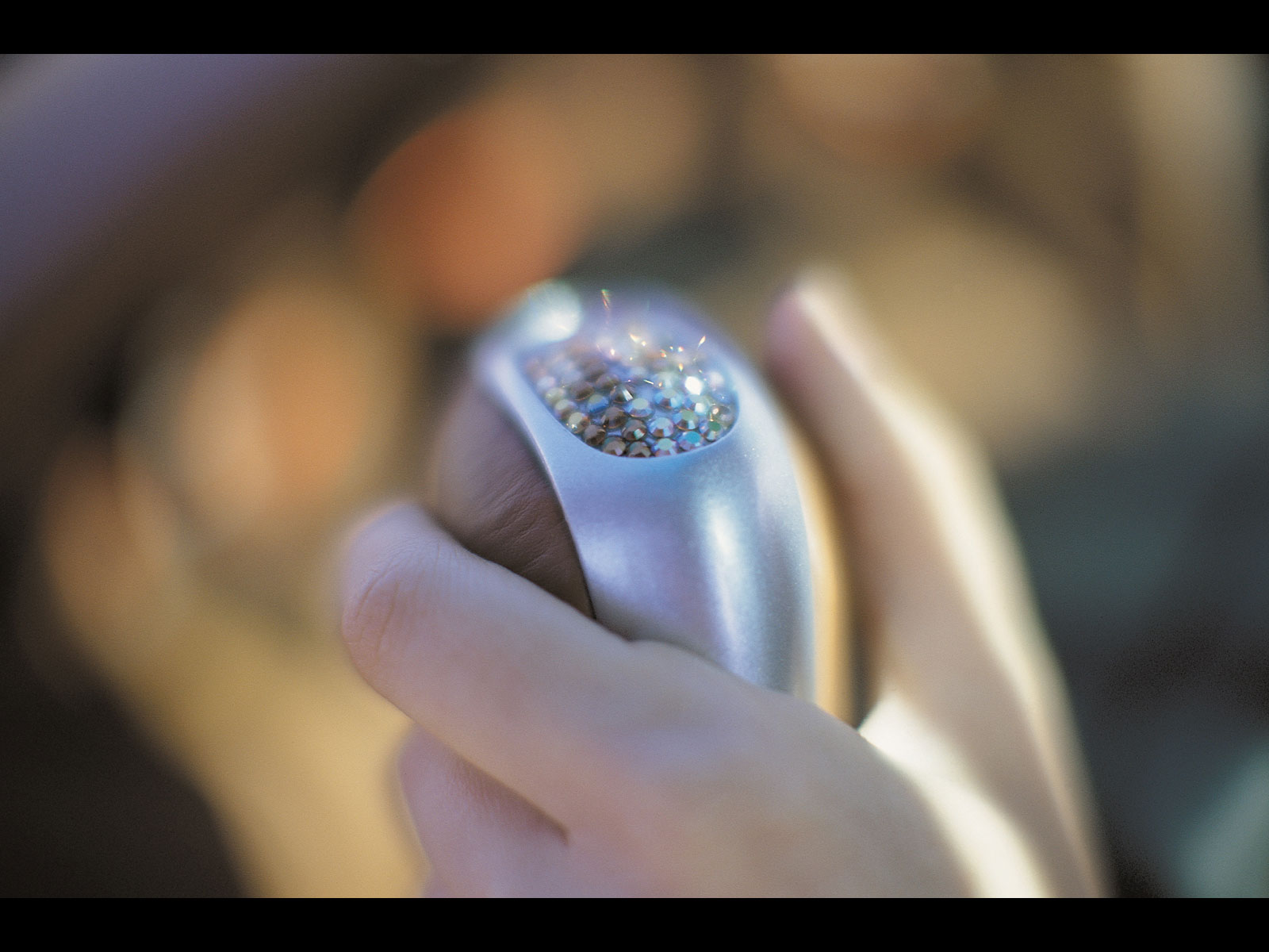 fotografování, modrý, netcarshow, netcar, obrázky vozidel, photo auto, 2008, barva, oko, ruka, prst, prsten, Rinspeed, beduín, šperky, módní doplněk, orgán, zblízka, makro fotografie, drahokam, snubní prsten