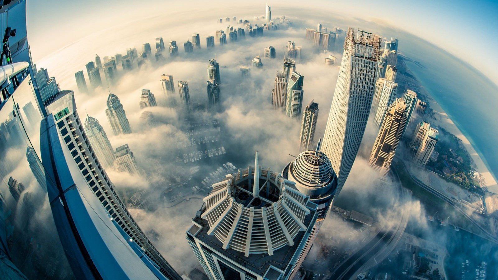luce del sole, città, paesaggio urbano, architettura, acqua, costruzione, cielo, fotografia, nuvole, orizzonte, grattacielo, Torre, nebbia, mondo, atmosfera, Dubai, vista a volo d'uccello, metropoli, nube, punto di riferimento, giorno, 1920x1080 px, area urbana, attrazione turistica, sfondo del computer, atmosfera della terra, area metropolitana, palazzone, fotografia aerea, stock photography