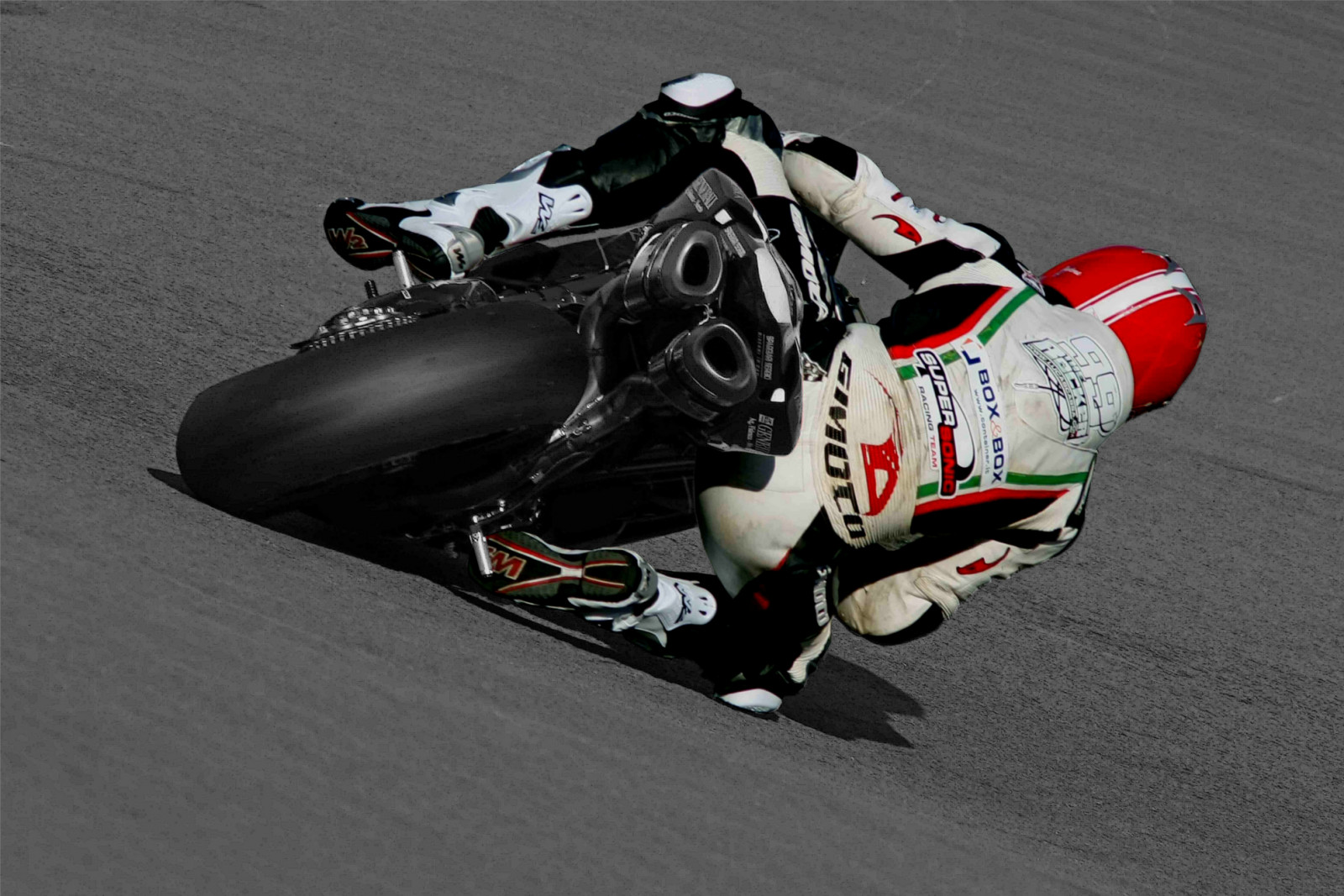 auto, motocykl, vozidlo, helma, Honda, Yamaha, Řidič, závodění, Ducati, KTM, Triumf, Kawasaki, Suzuki, Husqvarna, Dainese, Daytona, Aprilia, Buell, závod, pokrývka hlavy, motorsport, motocyklové, sportovní vybavení, sportovní dějiště, pozemní vozidla, automobilového designu, osobní ochranné prostředky, superbike závodní, závodiště, automotive pneumatiky, silniční, motocyklové závody, auto závodní, mistrovství světa silničních motocyklů, Isle of Man TT, koženky, Moto Guzzi, Cagiva, Simson, BMV, motorcycle fairing, motorcycle accessories