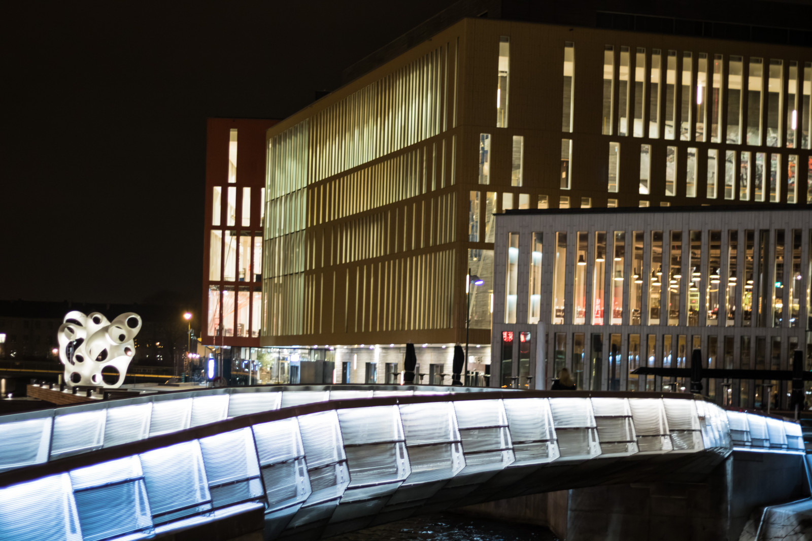 Nacht-, die Architektur, Betrachtung, Innenarchitektur, Licht, Malmo, Gatufoto, Nightphotography, Natt, Entwurf, Exif Modell canoneos760d, Geocountry, Kamera macht canon, Geocity, Kameramodell canoneos760d, Geostate, Geolocation, Exif machen canon, Exif focallength 50mm, Exif isospeed 800, Exif linse ef50mmf18stm, Exif Blende 18, Strassenfotografie, Bnattfotografering, Professional, Fassade, Hauptsitz, Kongresszentrum