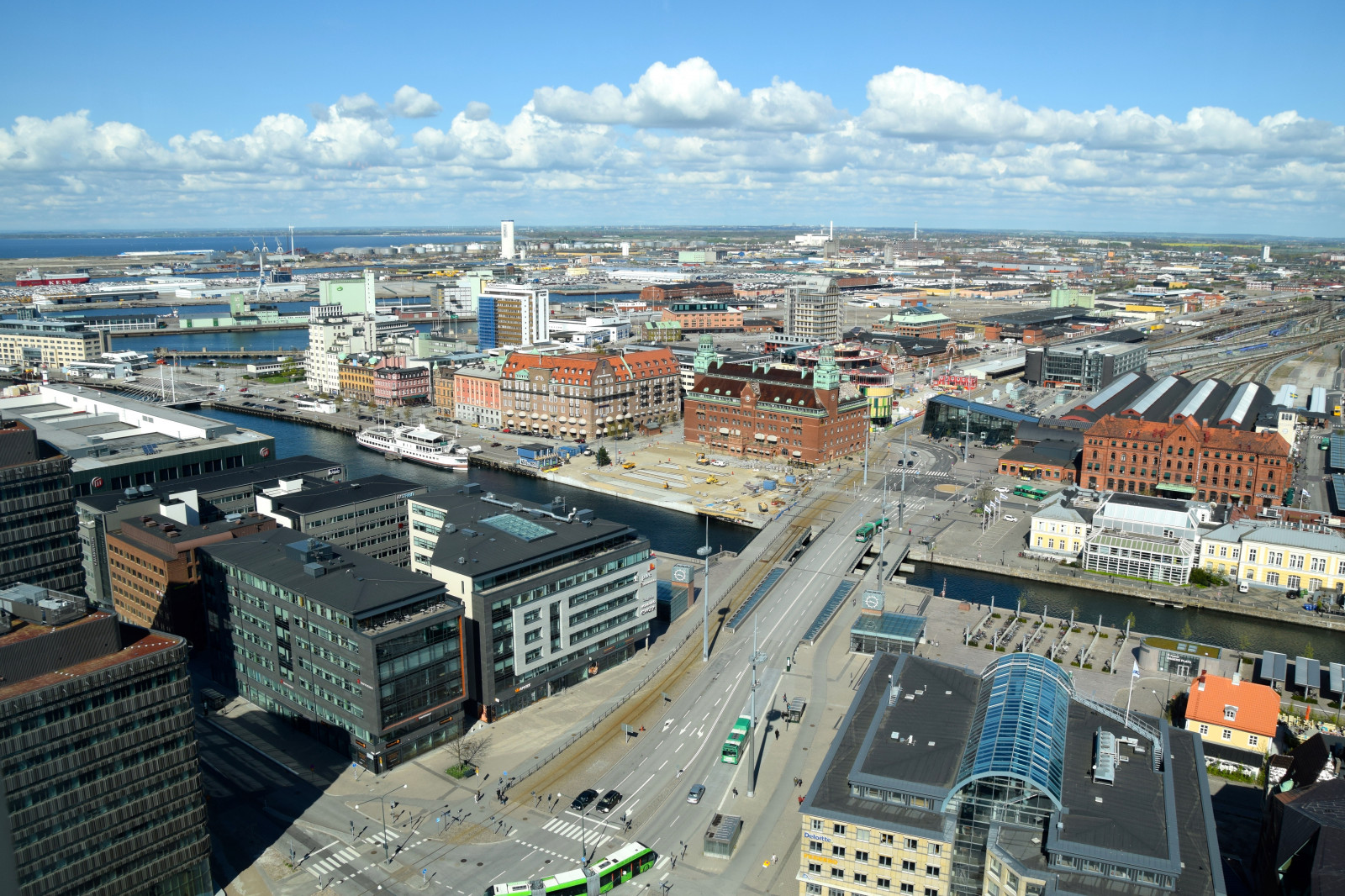 città, paesaggio urbano, architettura, cielo, nuvole, orizzonte, grattacielo, vista a volo d'uccello, stadio, metropoli, struttura, arena, infrastruttura, centro, vista, edifici, strade, tavolo della cucina, Malmo, case, skybar, clarionhotel, Malmo vivere, Malmo fromabove, area urbana, area metropolitana, insediamento umano, Zona residenziale, impianto sportivo, palazzone, fotografia aerea