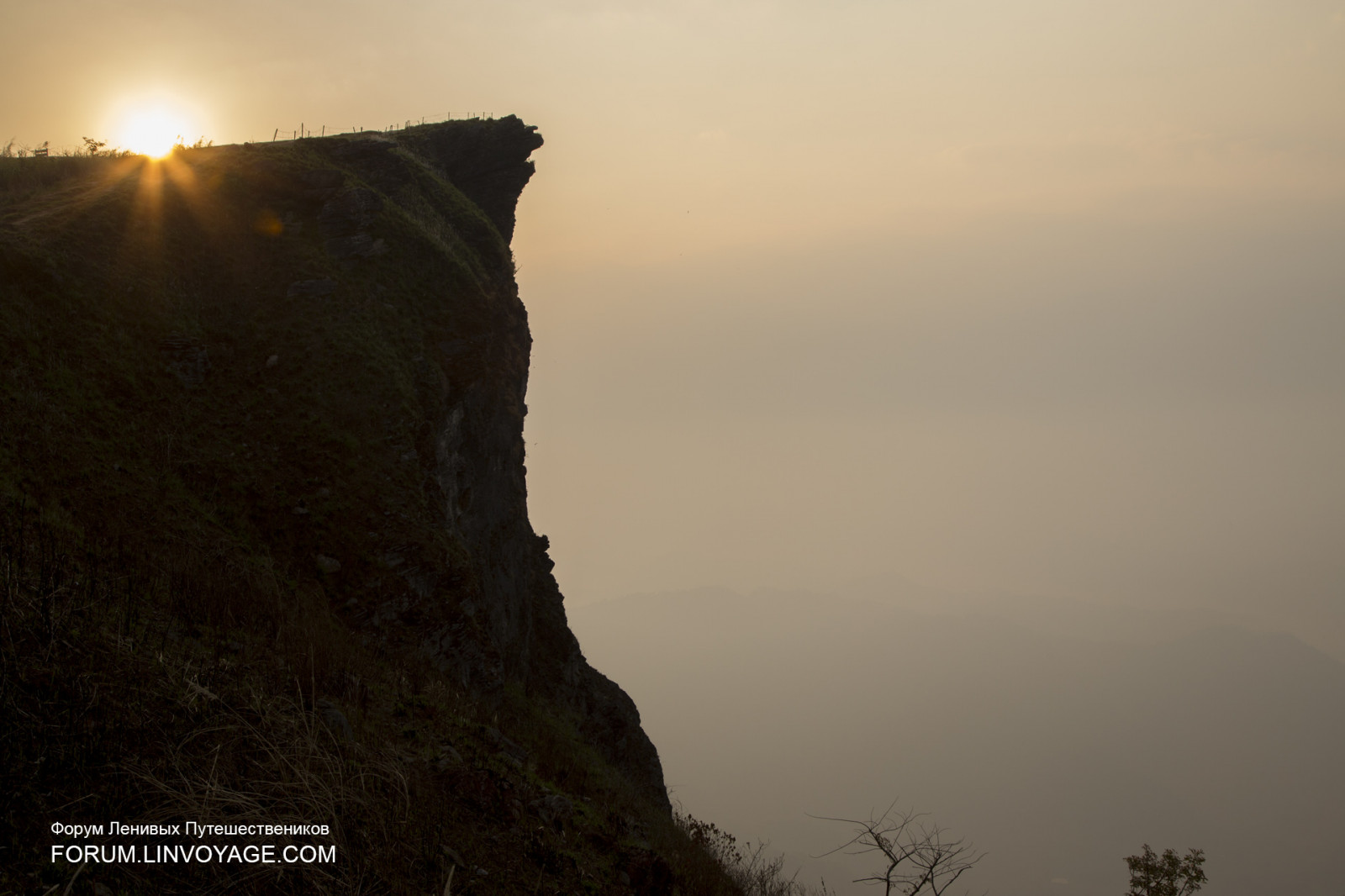 Sonnenlicht, Sonnenuntergang, Meer, Hügel, Rock, Betrachtung, Himmel, Sonnenaufgang, Abend, Morgen, Nebel, Küste, Cliff, Sonne, Horizont, Welt, Dschungel, Dämmerung, Yacht, Thailand, Laos, Chi, Licht, Terrain, Wolke, Nebel, Berg, Dämmerung, Mädchen, Ozean, Welle, Phuket, Phuketischen, Phuketphotographnet, Forumlinvoyagecom, Httpforumlinvoyagecom, Wunder, Fa, Phu, Phuchifa, Atmosphärisches Phänomen
