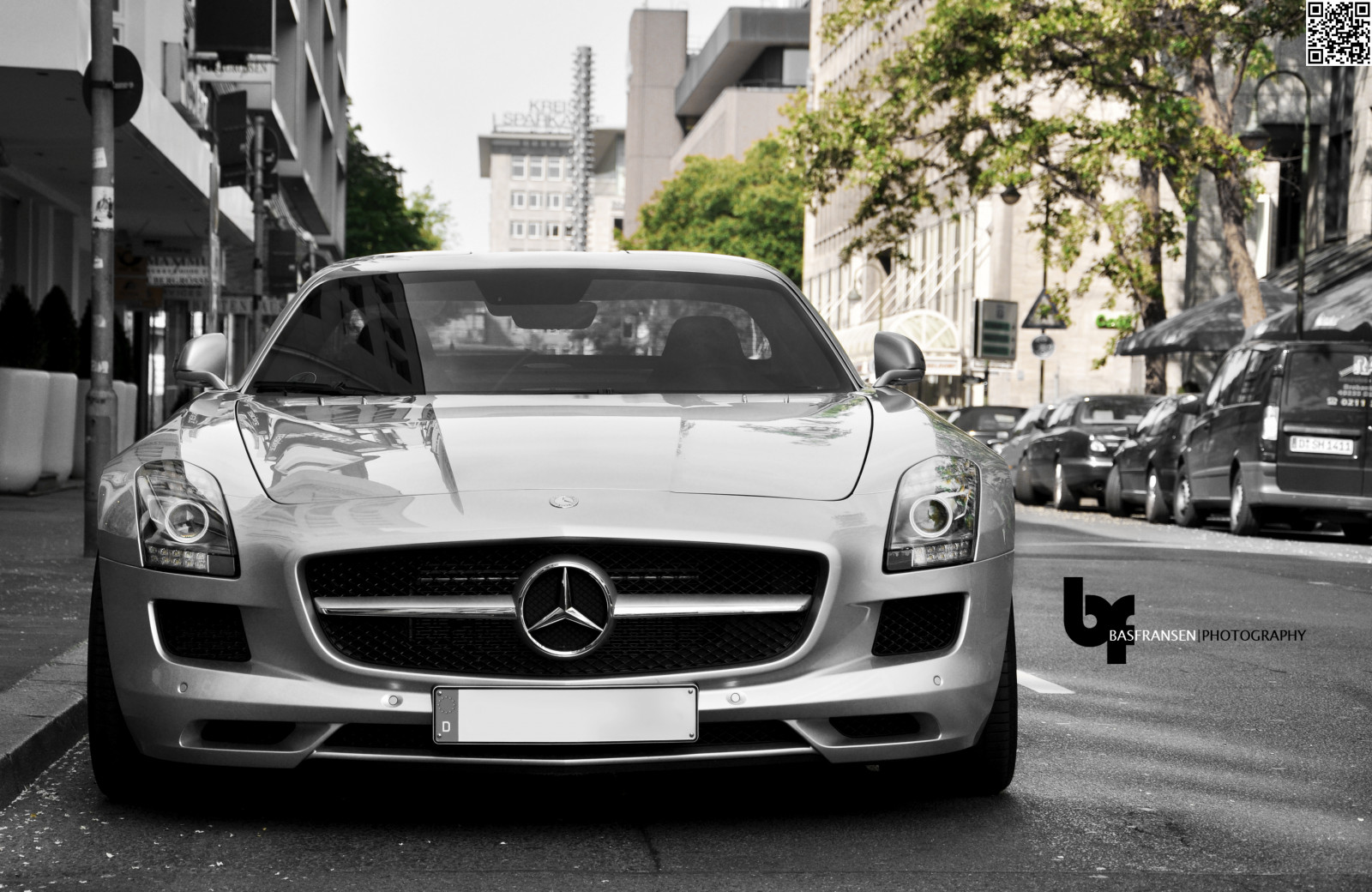 bílý, Černá, ulice, auto, budova, vozidlo, silnice, fotografování, Německo, Mercedes Benz, Nikon, sportovní auto, doprava, stříbrný, kupé, Mercedes Benz SLS AMG, výkon auta, parkoviště, Němec, exotický, limuzína, AMG, benz, kolo, auto, okraj, superauto, rychle, mercedes, momentka, výhradní, Dusseldorf, D5000, mercedesbenz, worldcars, SLS, Černý a bílý, pozemní vozidla, automobilového designu, automobilový exteriér, luxusní vůz, rodinný vůz, kompaktní vůz, motorové vozidlo, automotive pneumatiky, osobní luxusní automobil, výkonné auto, městské auto, bas, auto part, Fransen, automotive Lighting, Qr, QR kód, automotive wheel system
