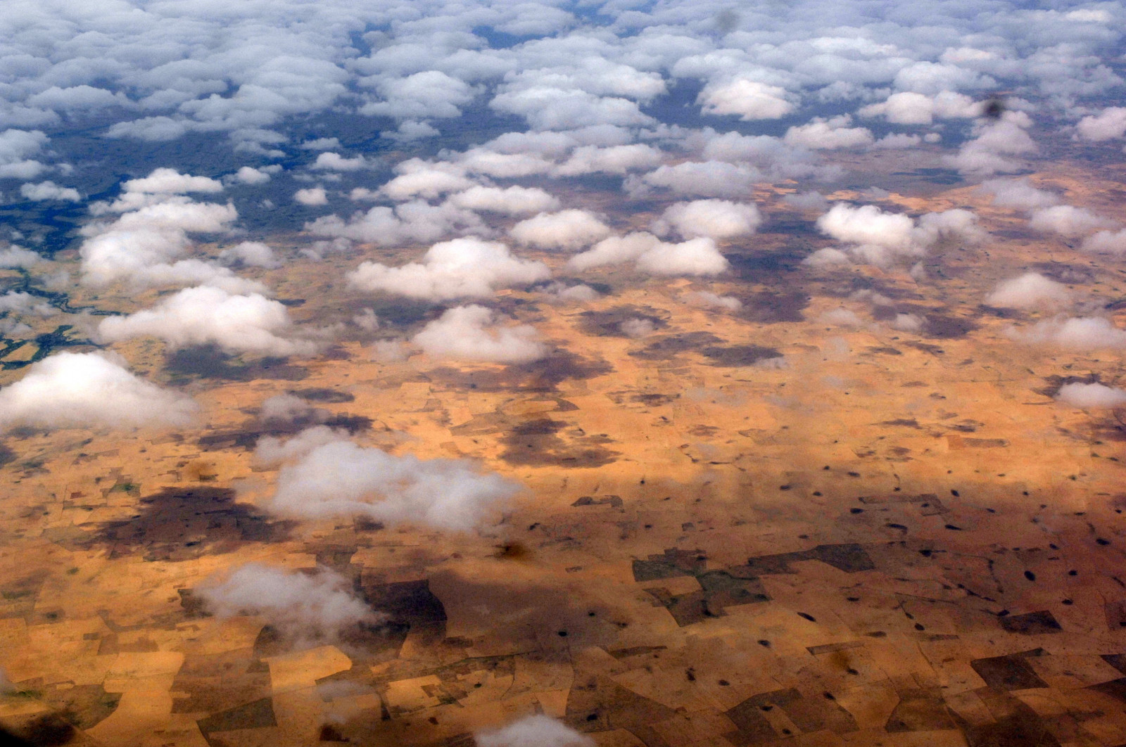 slunečnímu záření, krajina, nebe, horizont, Afrika, atmosféra, Nikon, mrak, cestovat, Pohled, letecký, během dne, fotožurnalistiky, Atmosféra Země, letecké snímkování, meteorologický jev, kupa, súdán, jev, ekoregion, Spojené národy, Unphoto, Darfur, Nyala, Southdarfur