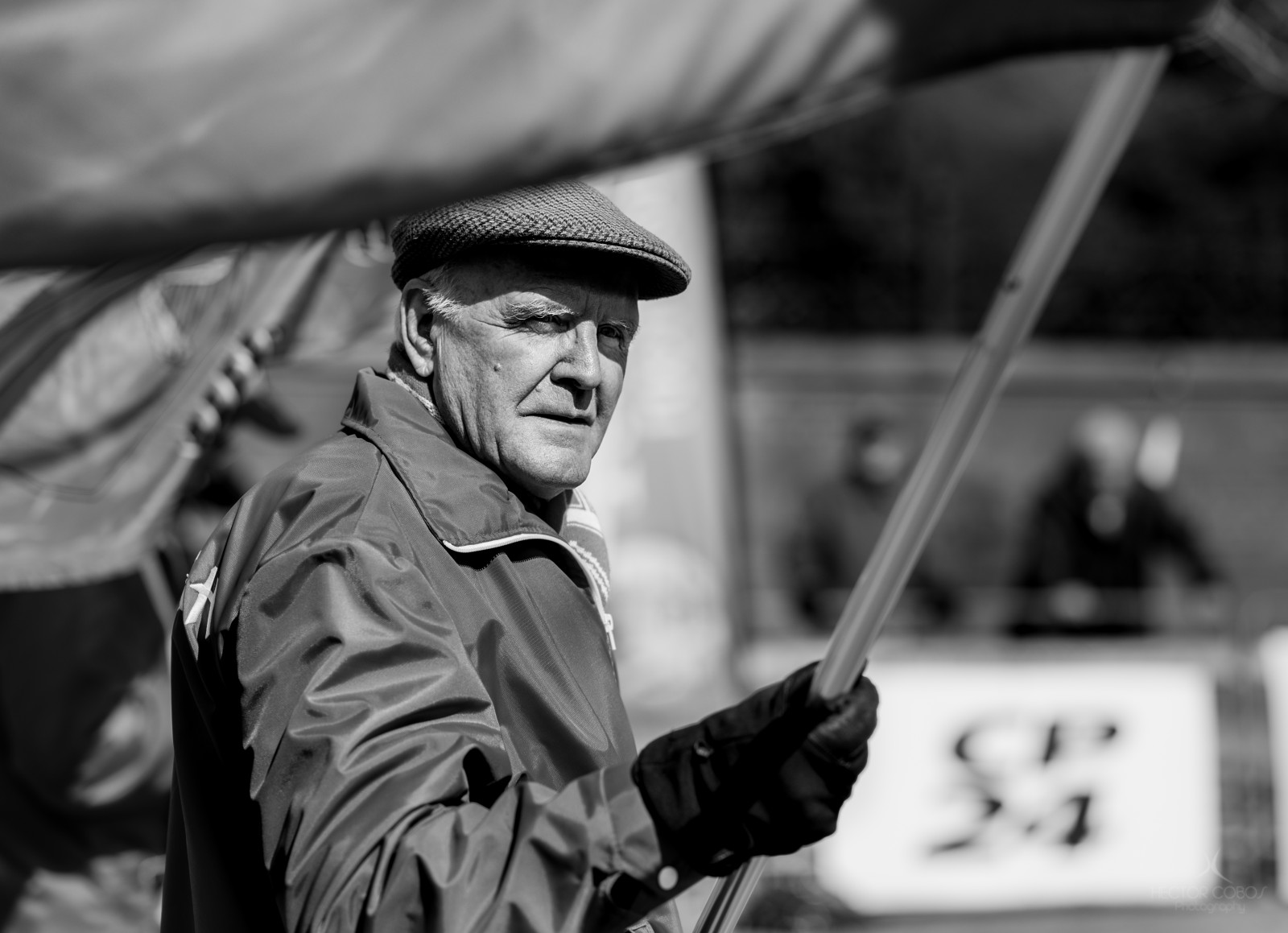 lidé, bílý, Černá, černobílý, portrét, ulice, fotografování, vlajka, Toronto, Osoba, muž, člověk, starý muž, styl, mávání, pokrývka hlavy, streetphotography, upřímný, mužský, Černý a bílý, monochromatické fotografování, vojenský důstojník, Den svatého Patrika, human behavior