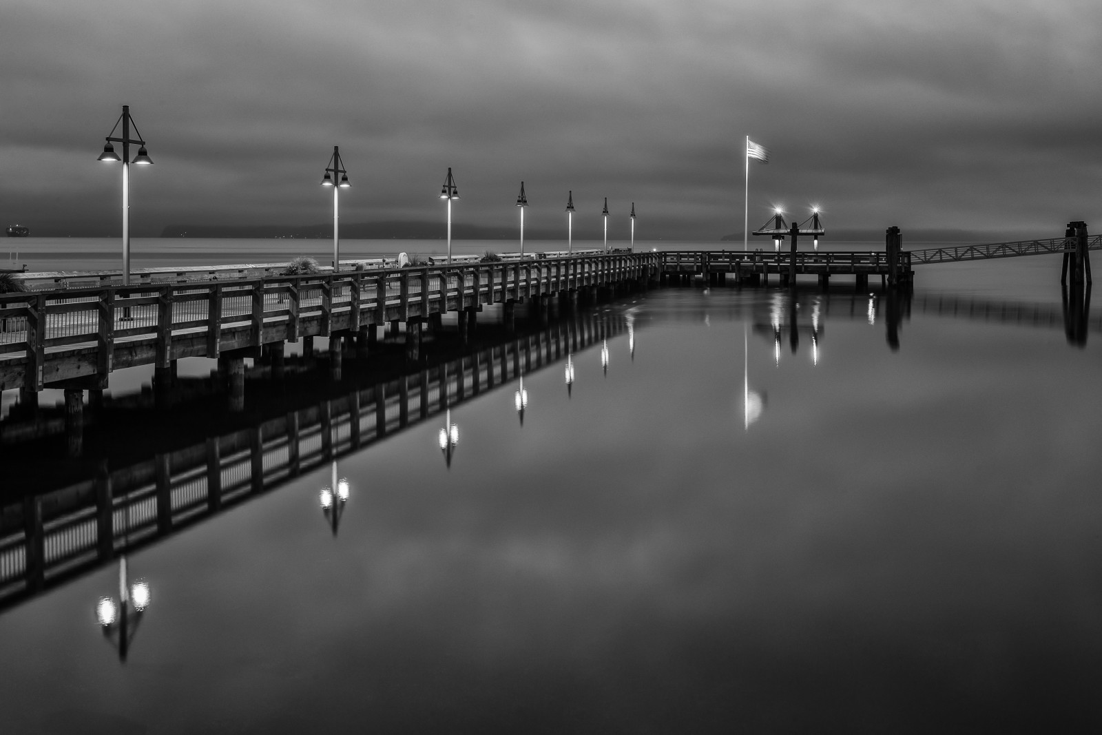 pouliční osvětlení, černobílý, moře, noc, voda, odraz, nebe, fotografování, symetrie, svítání, uklidnit, večer, horizont, atmosféra, Nikon, molo, dok, soumrak, longexposure, mrak, washington, svítání, Černá bílá, tma, D610, Černý a bílý, monochromatické fotografování, Tacoma, jev, pugetsound, Začátekbay, fixed link