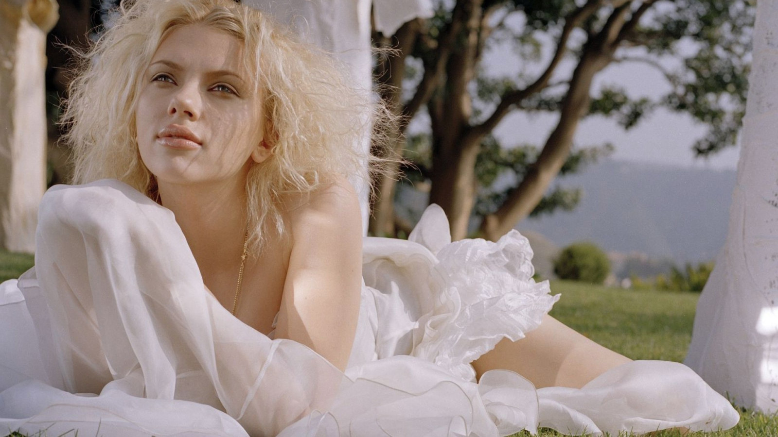 ženy, model, portrét, blondýnka, zelené oči, fotografování, herečka, šaty, Scarlett Johanssonová, svatební šaty, Osoba, romantika, květ, krása, žena, svatba, nevěsta, fotografie, ženich, závoj, talár, 1920x1080 px, portrétní fotografie, focení, obřad, svatební oblečení