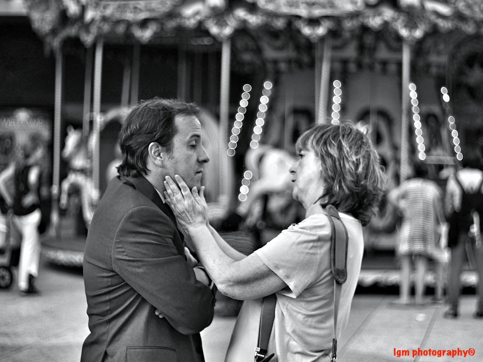 temple, white, black, monochrome, street, urban, road, photography, Spain, couple, emotion, happiness, Madrid, Raw, afternoon, family, carousel, event, infrastructure, Laughter, 50mm, girl, bw, smile, man, woman, fun, wedding, style, photograph, groom, streetphotography, tender, crowd, candid, stranger, snapshot, salamanca, black and white, monochrome photography, interaction, ceremony, epm2, elcorteingl s