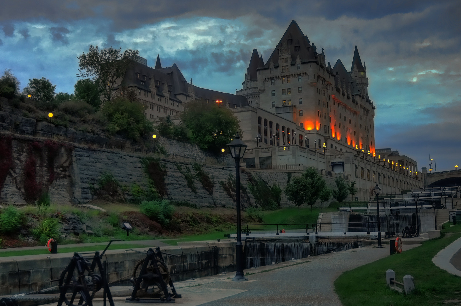 krajina, podzim, město, panoráma města, noc, architektura, budova, odraz, nebe, večer, hrad, HDR, město, Kanada, soumrak, cesta, kanál, prázdný, Ontario, Ottawa, zámek, Rovnodennost, světlo, mrak, strom, podzim, zakalený, svítání, rostlina, zámky, mezník, fasáda, laurier, rideau, beyondhue, turistická atrakce, zájezdy, Fairmont