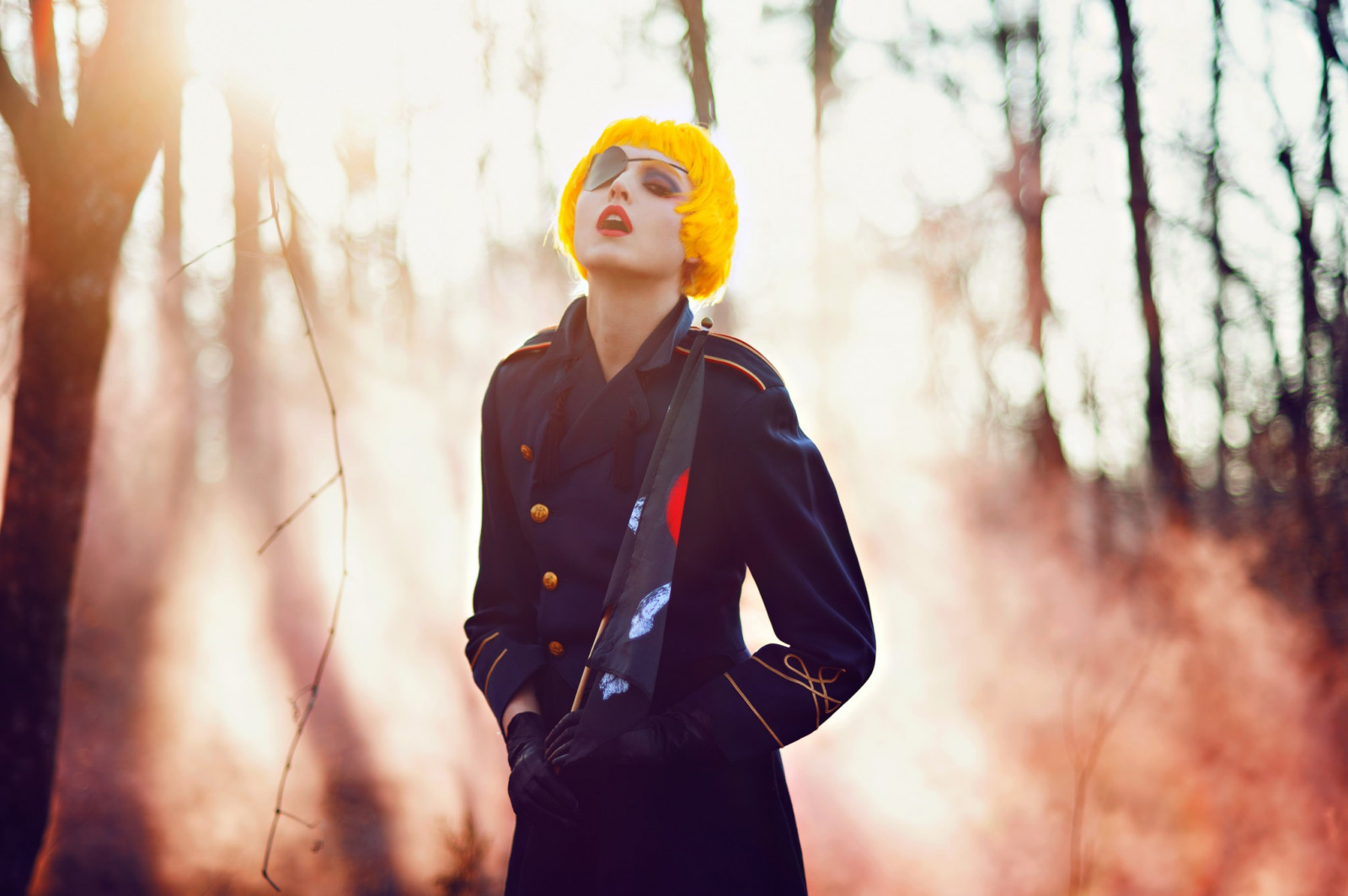 Frau, Modell-, Porträt, rot, Fotografie, Kleid, roter Lippenstift, Nebel, Mode, gelbes Haar, Perücken, Augenklappen, Frühling, Kleidung, Farbe, Herbst, Blume, Mädchen, Schönheit, Jahreszeit, Dame, Foto, Portraitfotografie, Fotoshooting