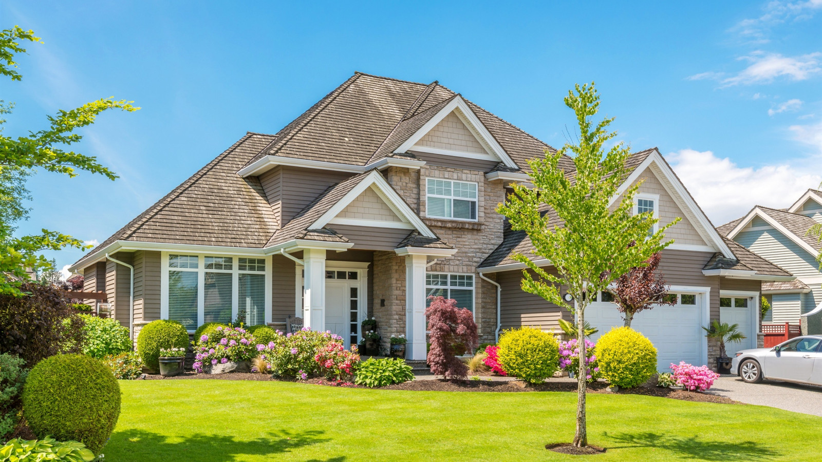 Dům, budova, tráva, rostliny, květiny, modrá obloha, mraky, auto, Příroda, panské sídlo, trávníky