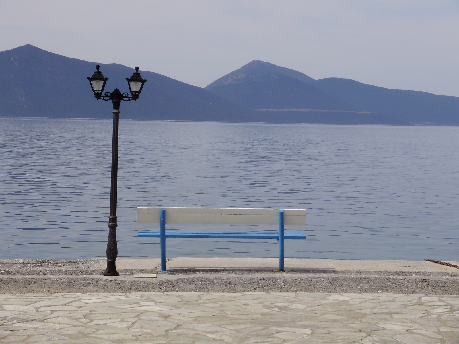 krajina, pouliční osvětlení, moře, jezero, voda, pobřeží, nebe, pláž, uklidnit, pobřeží, lavice, horizont, Řecko, dok, Pelio, dovolená, Řecko, mrak, strom, hora, oceán, mar, mer, kobyla, banc, panchina, jezero, Lampione, Grece, coastal and oceanic landforms