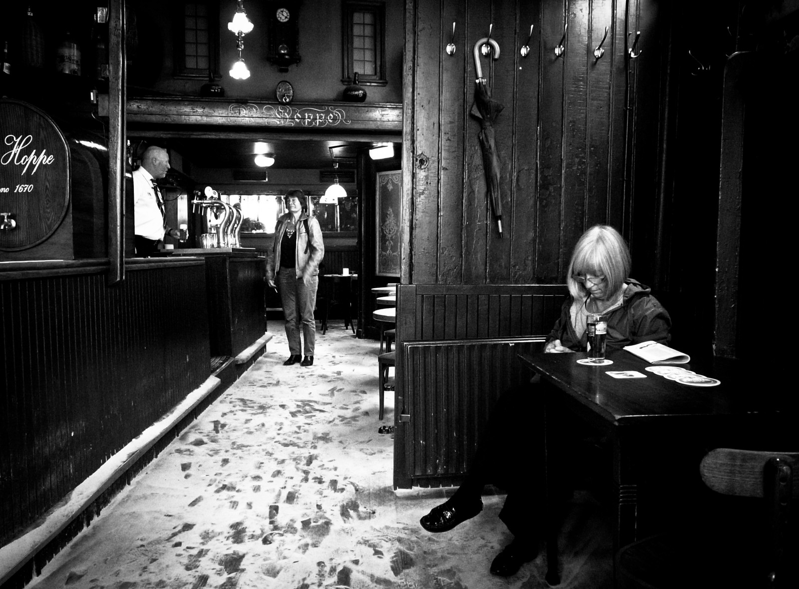 sort, sort og hvid, infrastruktur, mørke, lys, fotografering, nat, øjebliksbillede, monokrom fotografering, gade, monokrom, film noir, scene, hus, midnat, vindue