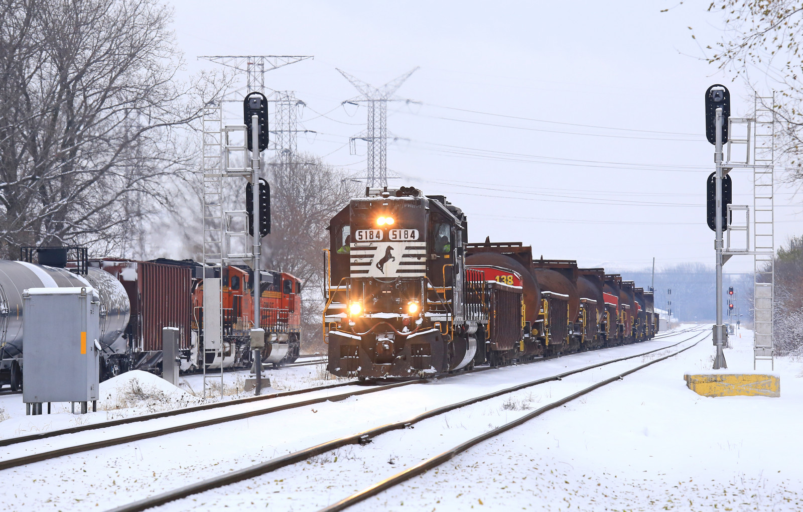 sníh, zima, vozidlo, vlak, železnice, kapuce, vlakové nádraží, kov, kapalina, ponorka, doprava, lokomotiva, rychlá přeprava, GE, strom, železnice, vysoký, láhev, il, dráha, SUB, jižní, horký, signály, BNSF, norfolk, veřejná doprava, ns, železniční doprava, kolejová vozidla, železniční vůz, EMD, gp382, titulky, Dolton, illnois, 5184, Es44ac, Sd70ace, Es44dc, 9208, 7866