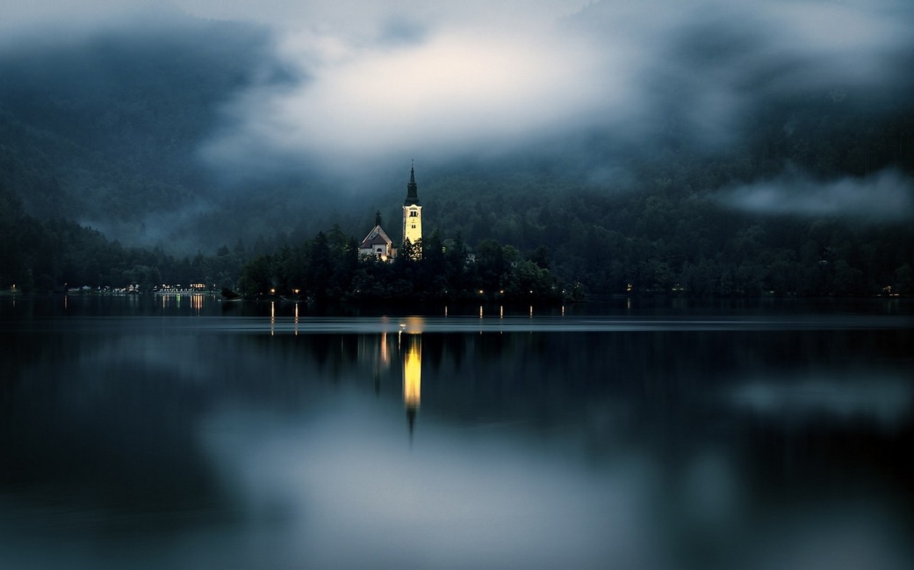 luce del sole, paesaggio, luci, foresta, paesaggio urbano, notte, lago, natura, riflessione, cielo, Alba, orizzonte, sera, mattina, nebbia, atmosfera, isola, Chiesa, crepuscolo, Slovenia, leggero, nube, nebbia, montagna, tempo metereologico, alba, oscurità, fenomeno atmosferico, sfondo del computer, atmosfera della terra, 1300x812 px