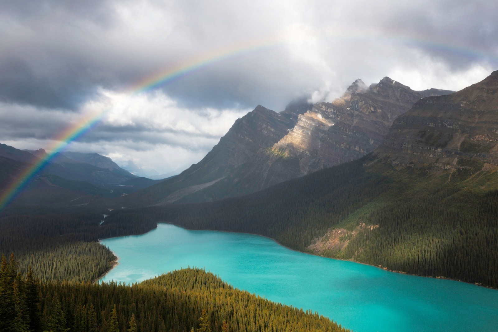 slunečnímu záření, stromy, krajina, les, moře, kopec, jezero, voda, Příroda, odraz, duhy, Kanada, tyrkysový, fjord, zatažený, Národní park Banff, crater Lake, mrak, hora, nádrž, vysočina, 2000x1334 px, jezero, horských reliéf, landform, geografický rys, tělo z vody, pohoří, ledová landform, meteorologický jev, klesl