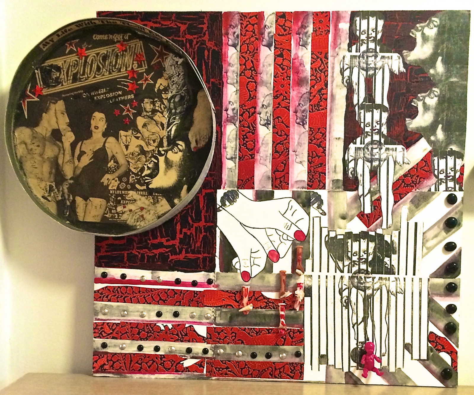 květiny, Červené, Černý a bílý, žena, dítě, Indie, muž, Černá, muži, Nohy, podivný, tvář, koláž, stříbrný, kruh, papír, hvězdy, podivný, ruce, ženy, rawart, outsiderart, děti, tváře, maska, jíst, známky, shromáždění, smíšená média, soudobé umění, moderní umění, surrealismus, pruhy, zuby, exploze, mandala, samouk, expresionismus, kost, artbrut, ústa, DeviantArt, akrylová barva, naiveart, darkart, Ruční razítko, rednailpolish, hltat, primitiveart, Colorblock, naifart, artonwood, Plastichands, Cheesebox, metallicpaint, Cracklepaint, carpettacks, watercolorpaint, Collagedpaper, Čelní deska, Womaninbathingsuit, glassglobules, Jenniferbeinackercom, Babydolltoy