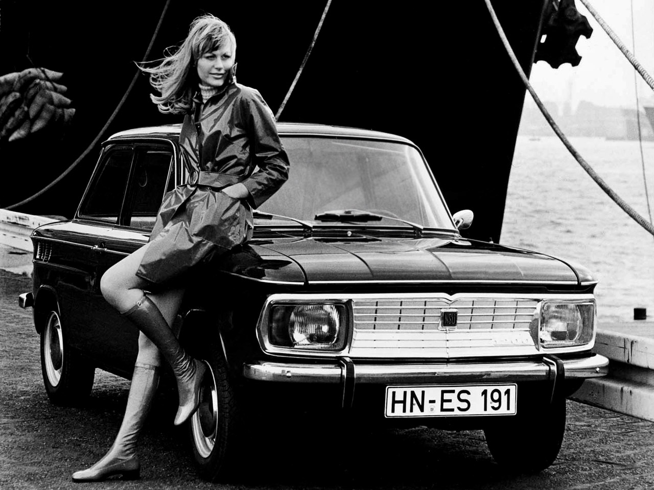 monokrom, bil, køretøj, sportsvogn, Vintage bil, Sedan, 1967, netcarshow, netcar, bil billeder, bil foto, NSU, 1200 C, sort og hvid, monokrom fotografering, jord køretøj, bildesign, automotive exterior, bil make, familie bil, kompakt bil, antikke bil