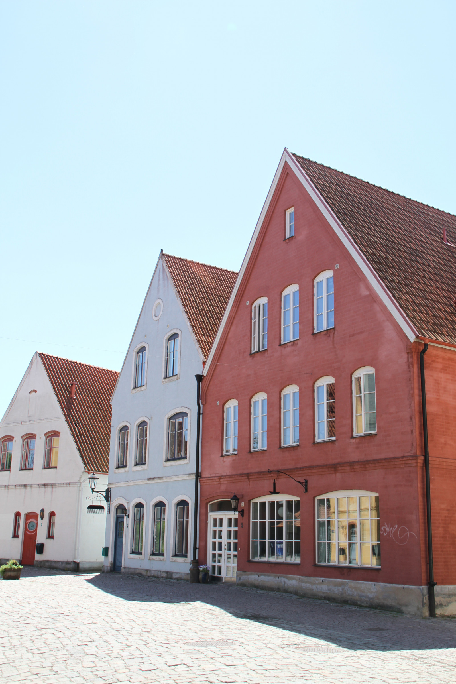 arkitektur, bygning, hus, landsby, by, sommerhus, Mursten, ejendom, Jakriborg, hjem, facade, kvarter, boligområde, ejendom