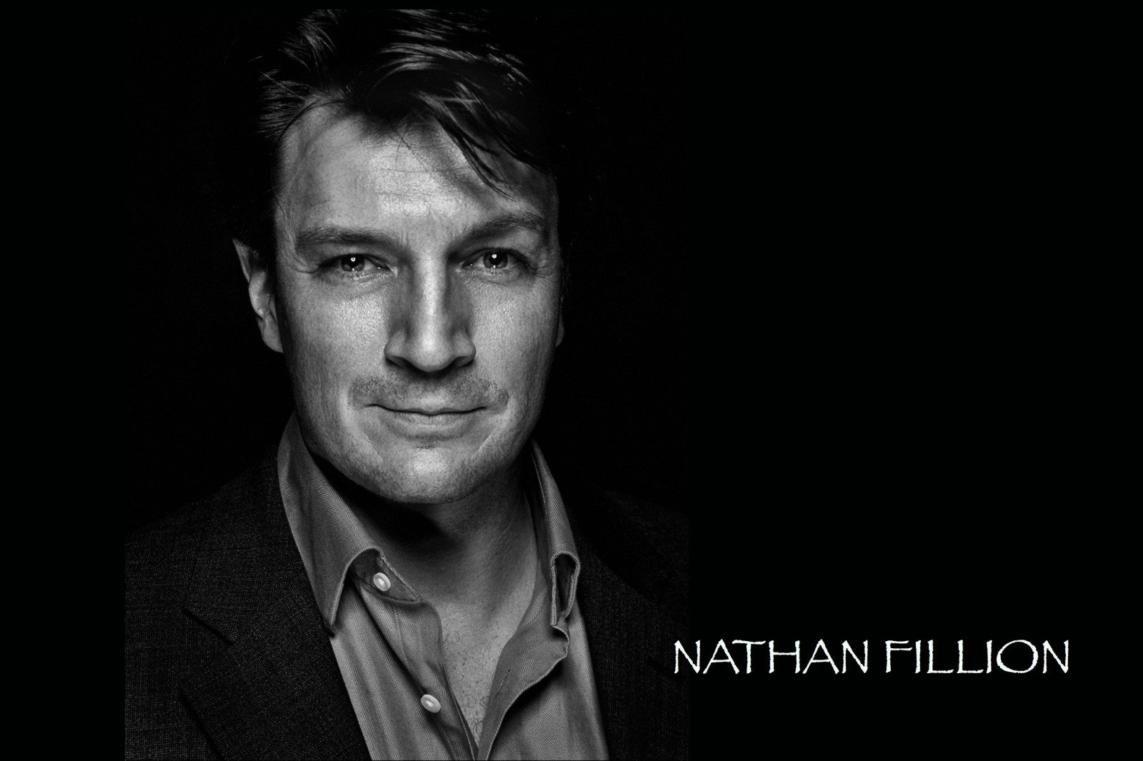 tvář, černobílý, portrét, bruneta, fotografování, Gentleman, Nathan Fillion, tma, Černý a bílý, monochromatické fotografování, portrétní fotografie, Film noir, Černá bílá