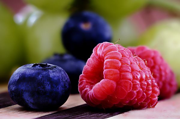 fruit,closeup,still life,blueberries,raspberries