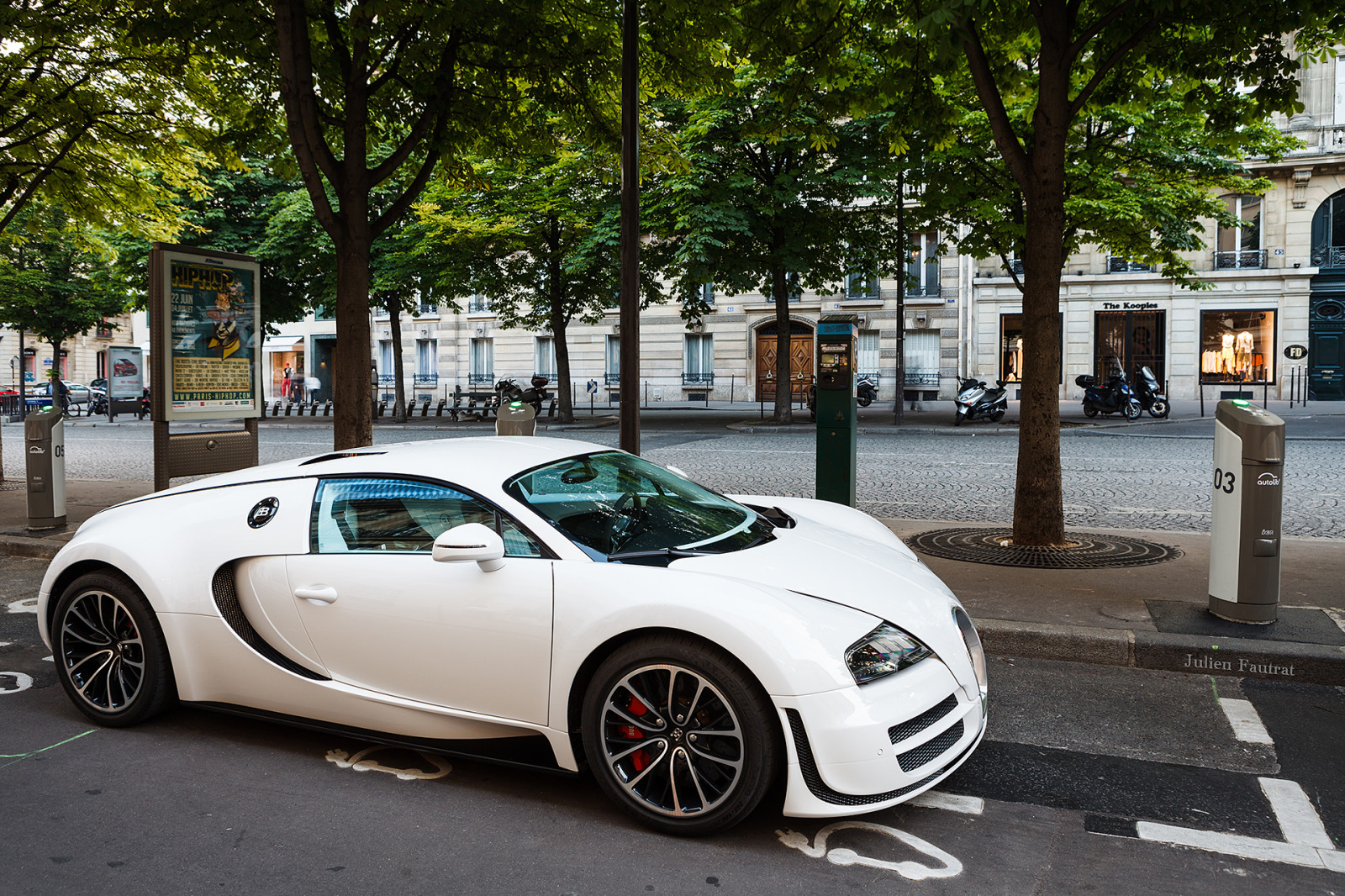 gade, bil, køretøj, vej, fotografering, sommer, Paris, sportsvogn, Bugatti, insekt, Bugatti Veyron, voiture, ydeevne bil, parkering, Qatar, 2012, SS, plante, hjul, drøm, kant, superbil, arab, q, coche, Veyron, reve, Supersport, kvt, jord køretøj, bildesign, automotive exterior, luksus køretøj, kompakt bil, motor køretøj, transportform, personlig luksus bil, udøvende bil, bybil, sport utility køretøj, midten størrelse bil, auto del, ete, qt, automotive wheel system