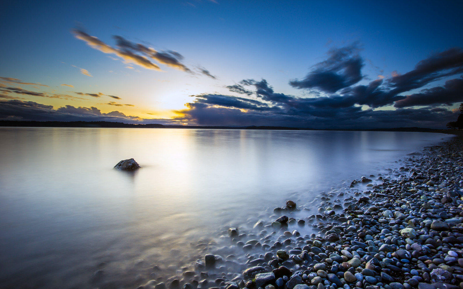Sonnenlicht, Landschaft, Sonnenuntergang, Meer, See, Wasser, Natur, Ufer, Betrachtung, Himmel, Wolken, Sonnenaufgang, Abend, Morgen, Küste, Horizont, Dämmerung, Wolke, Berg, Dämmerung, Ozean, Reservoir, See, Atmosphärisches Phänomen, Gewässer, Meteorologisches Phänomen